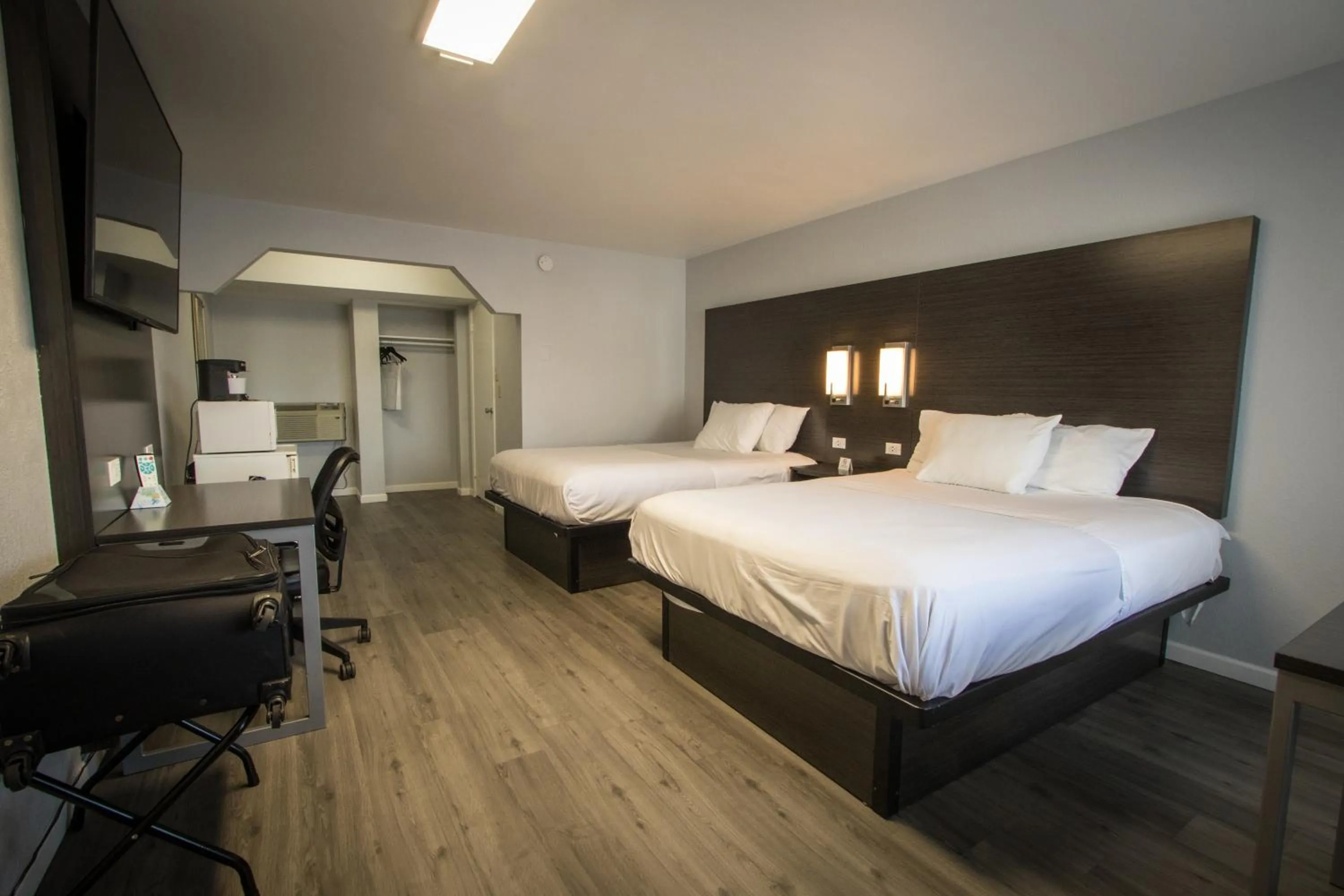 Bed in Envi Boutique Hotel Henderson-Evansville South