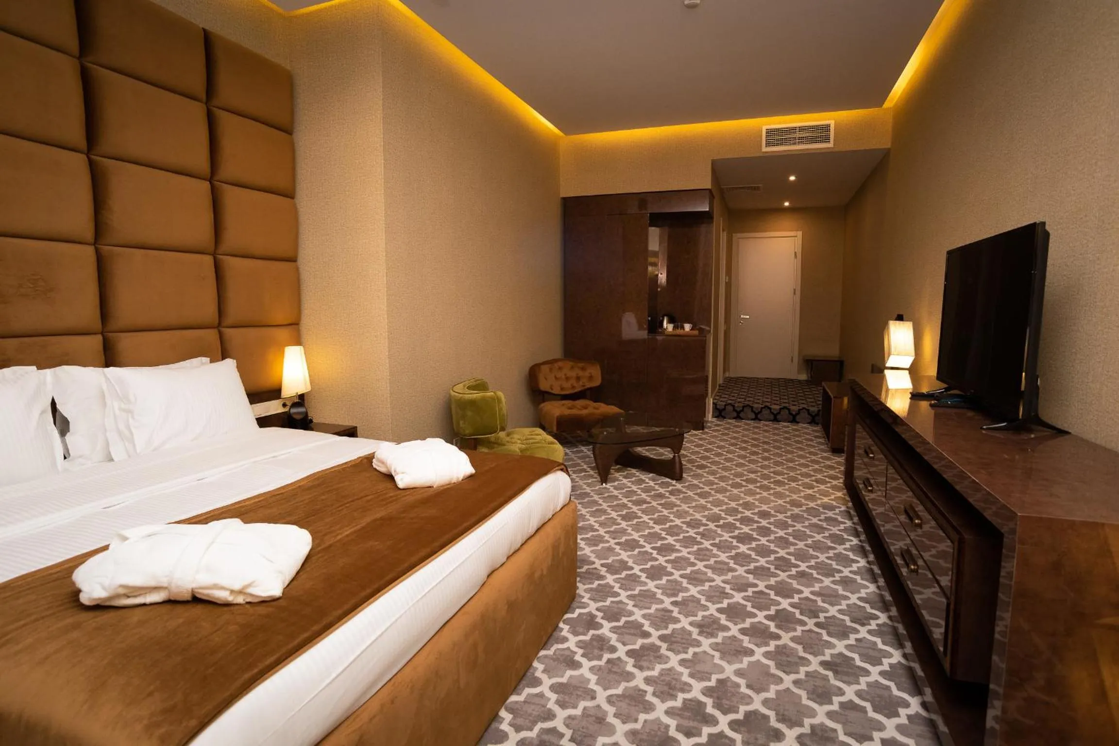 Photo of the whole room, Bed in Gallery Art Hotel