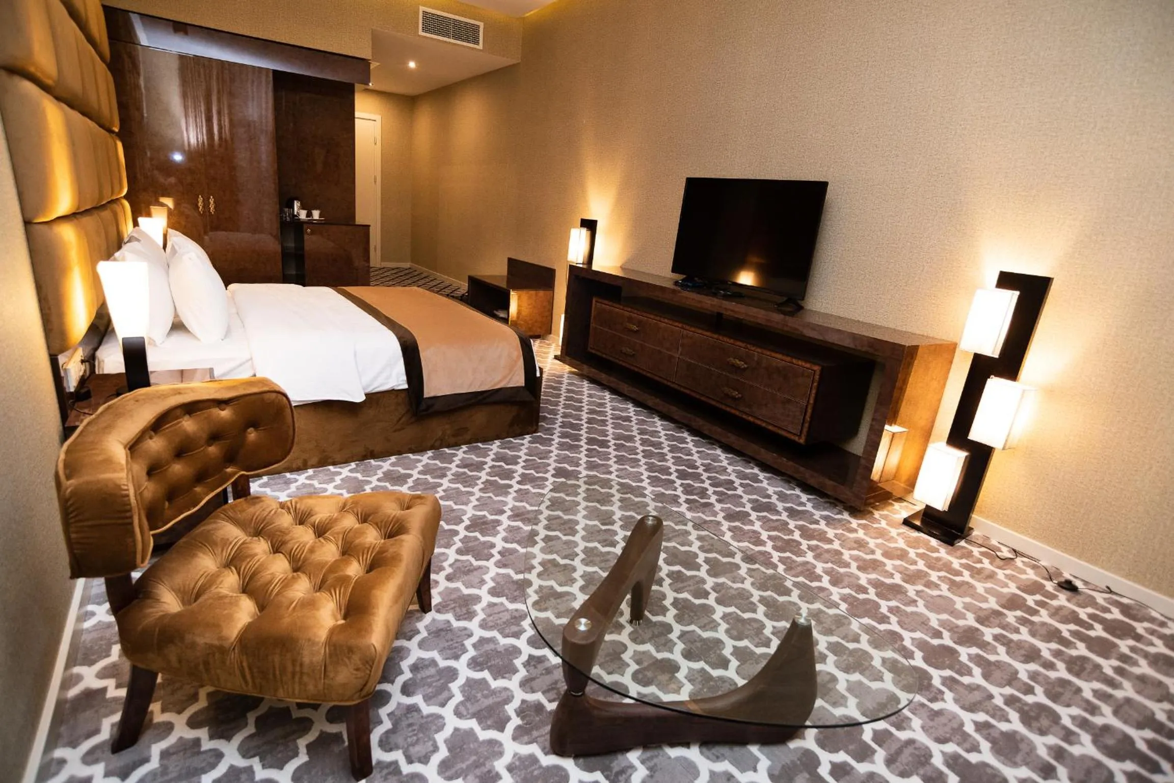 Photo of the whole room, Bed in Gallery Art Hotel