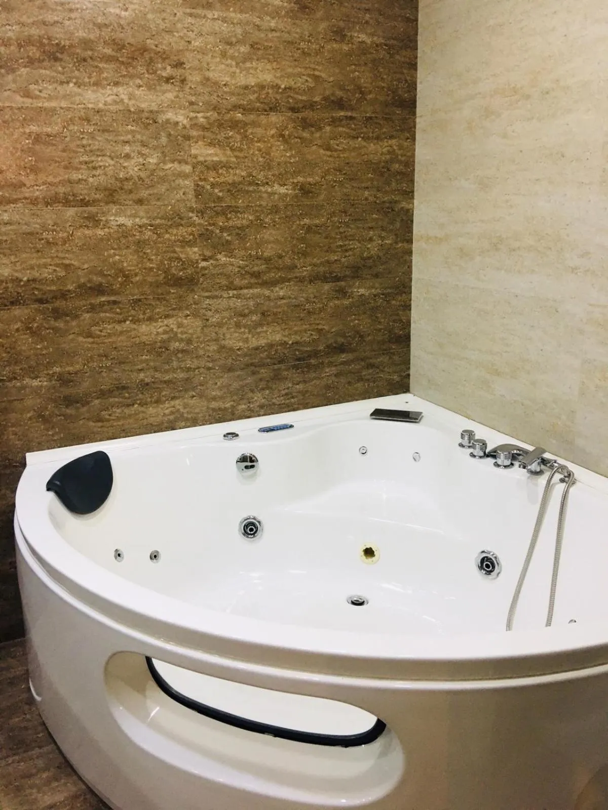 Hot Tub in Gallery Art Hotel