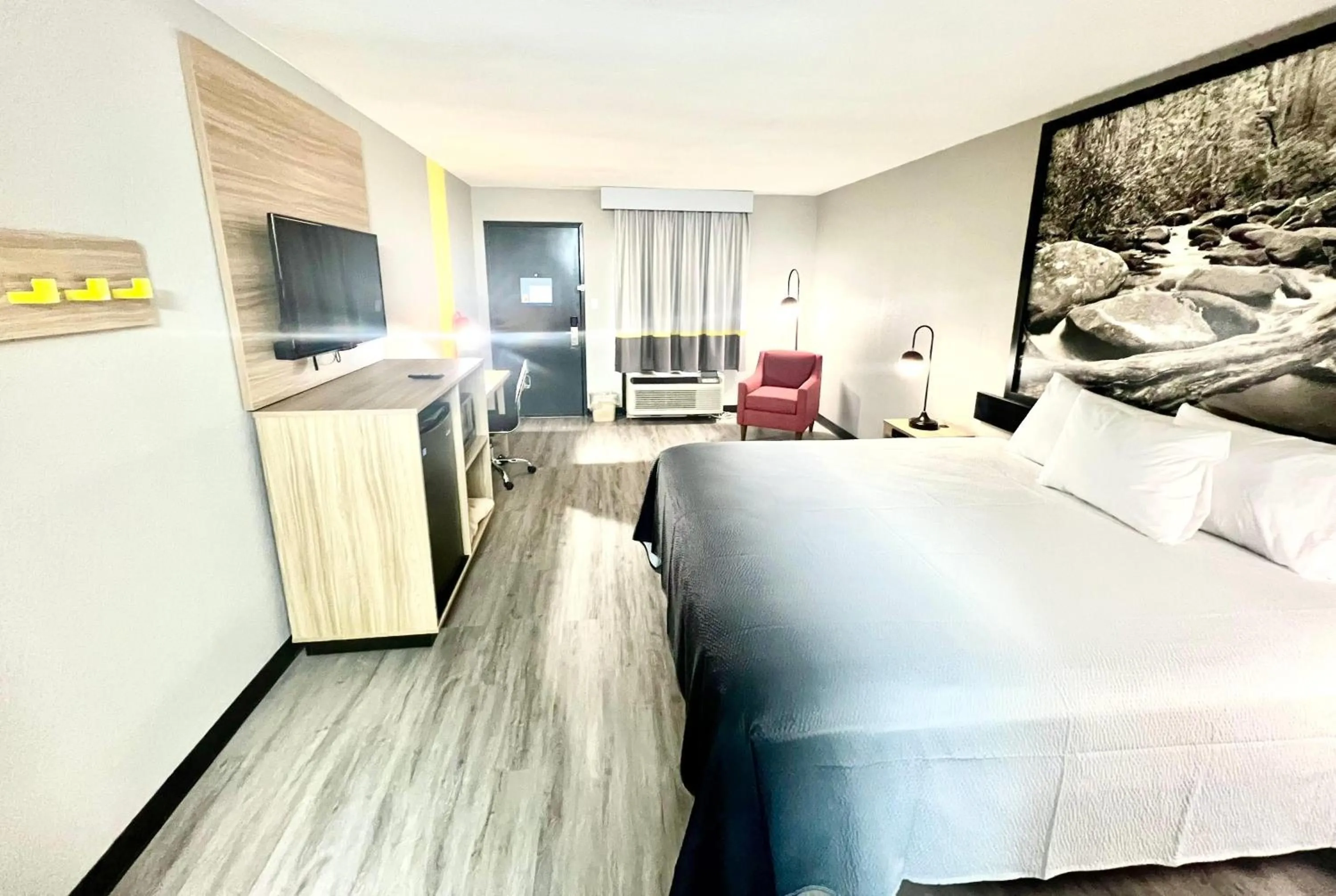 Bedroom, Bed in Super 8 by Wyndham Manchester TN