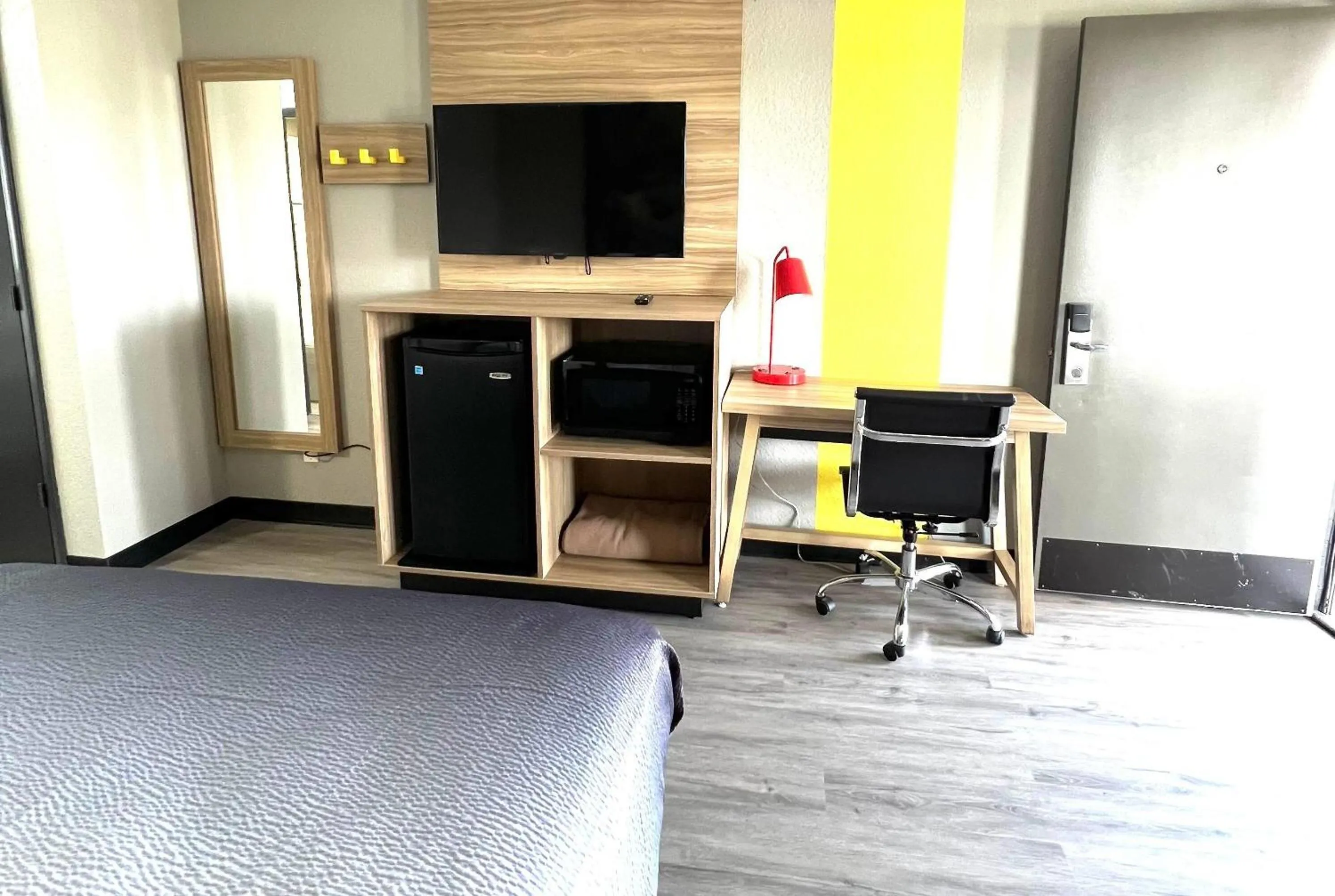 Bedroom, Bed in Super 8 by Wyndham Manchester TN