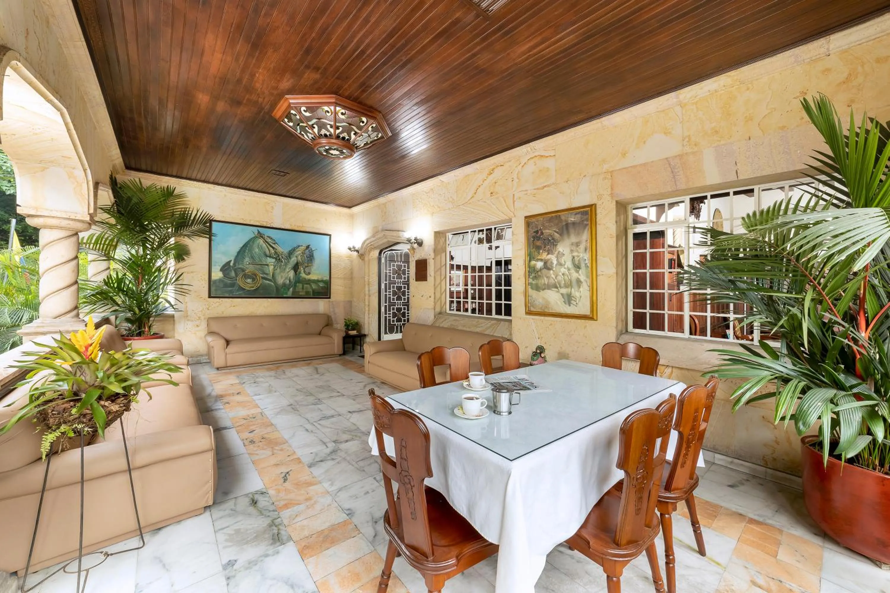 Restaurant/places to eat in Hotel Stein Colonial