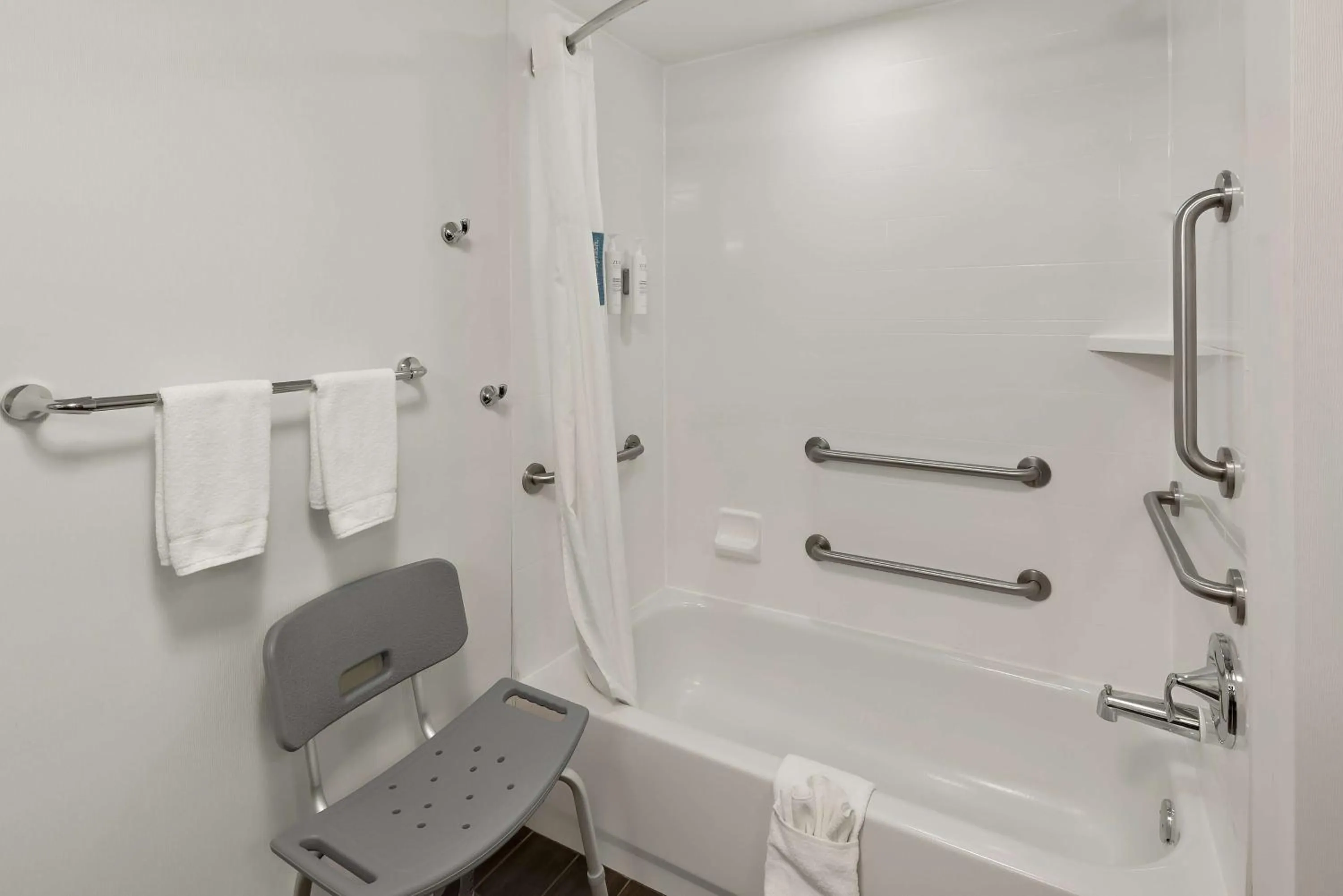 Bathroom in Hampton Inn Lancaster