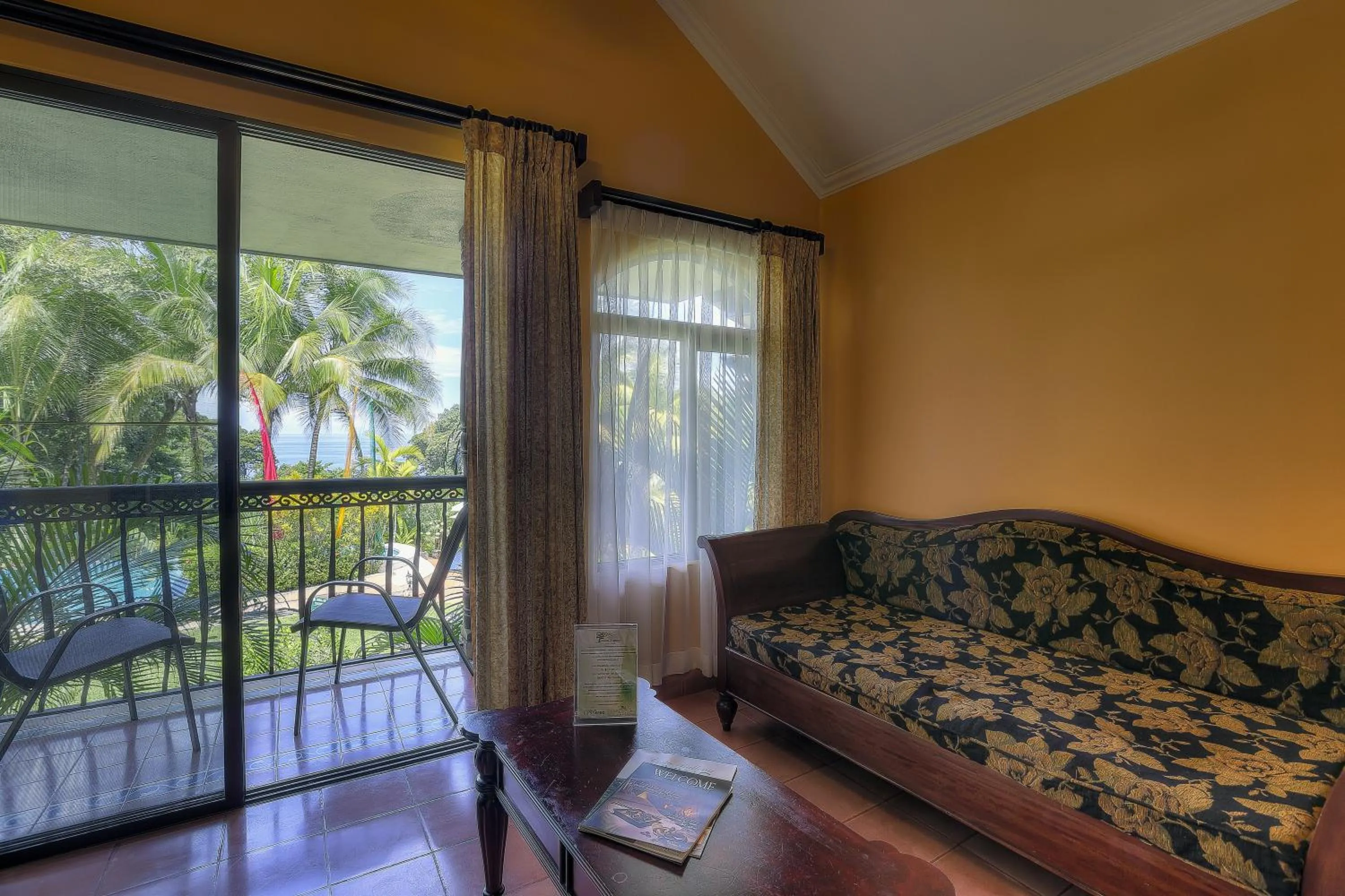 Photo of the whole room in Hotel Cuna del Angel