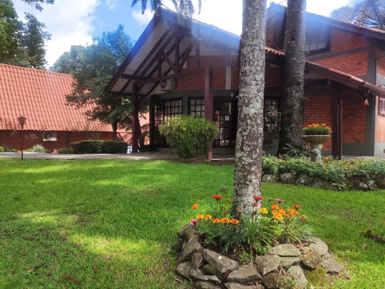Property building in Hotel Cabana Jardim de Flores