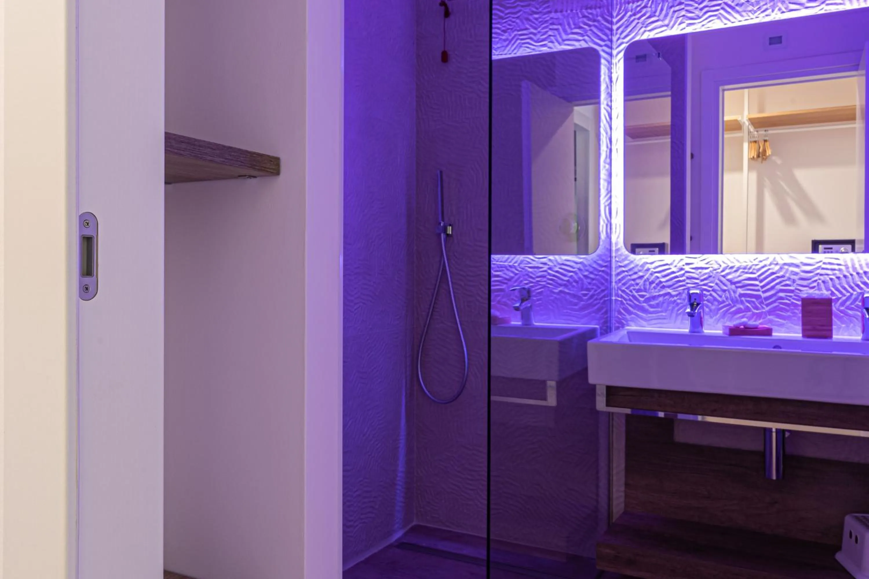 Shower, Bed in Suite du Parc & Hotel