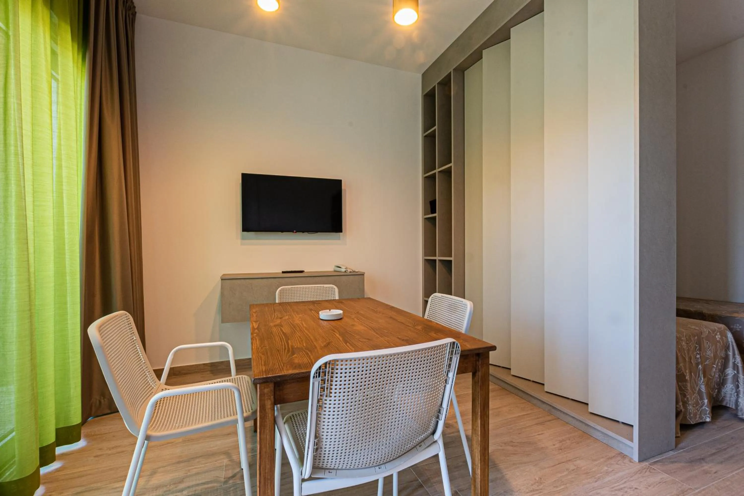 TV and multimedia in Suite du Parc & Hotel