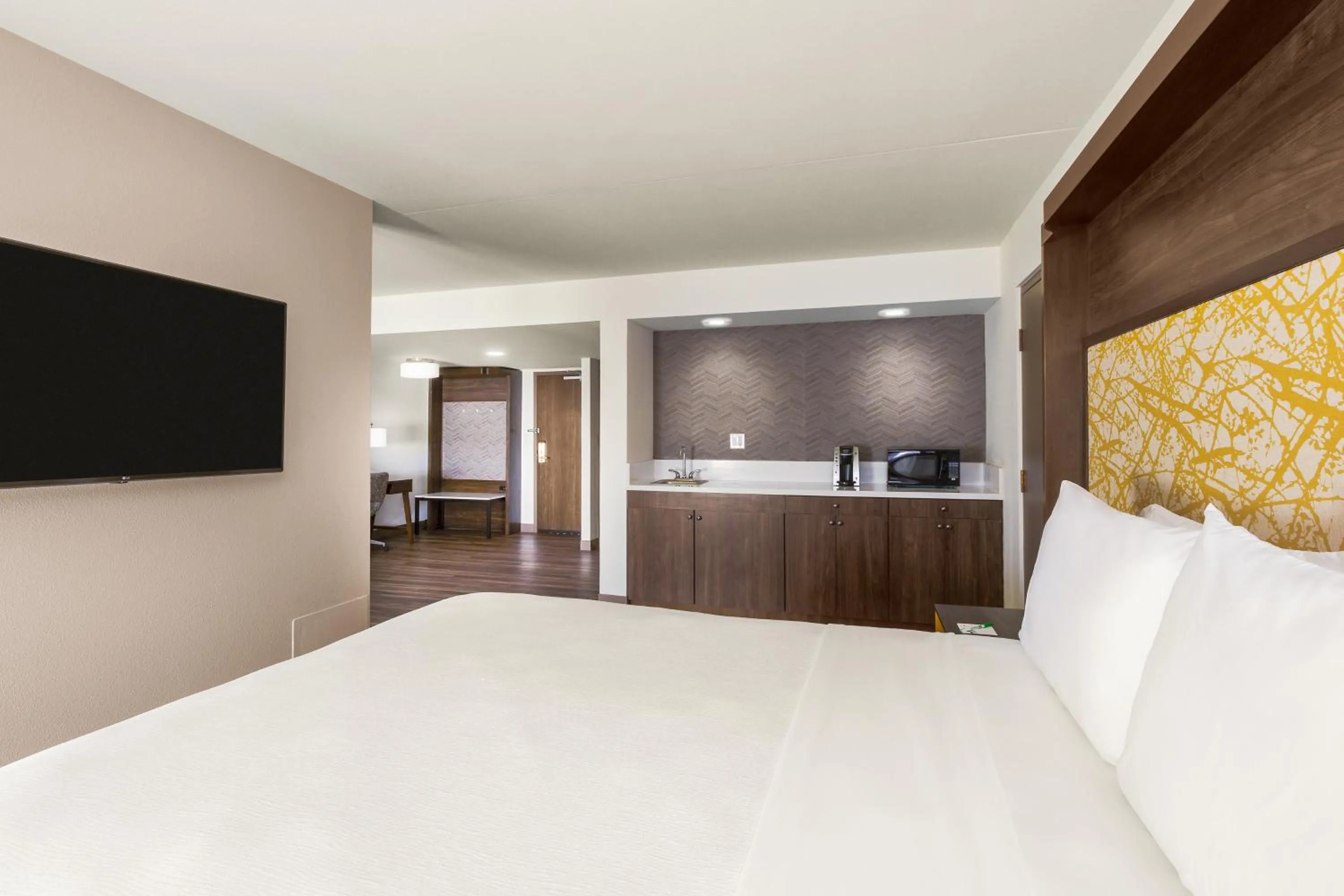 Photo of the whole room, Bed in Holiday Inn La Mirada Buena Park by IHG