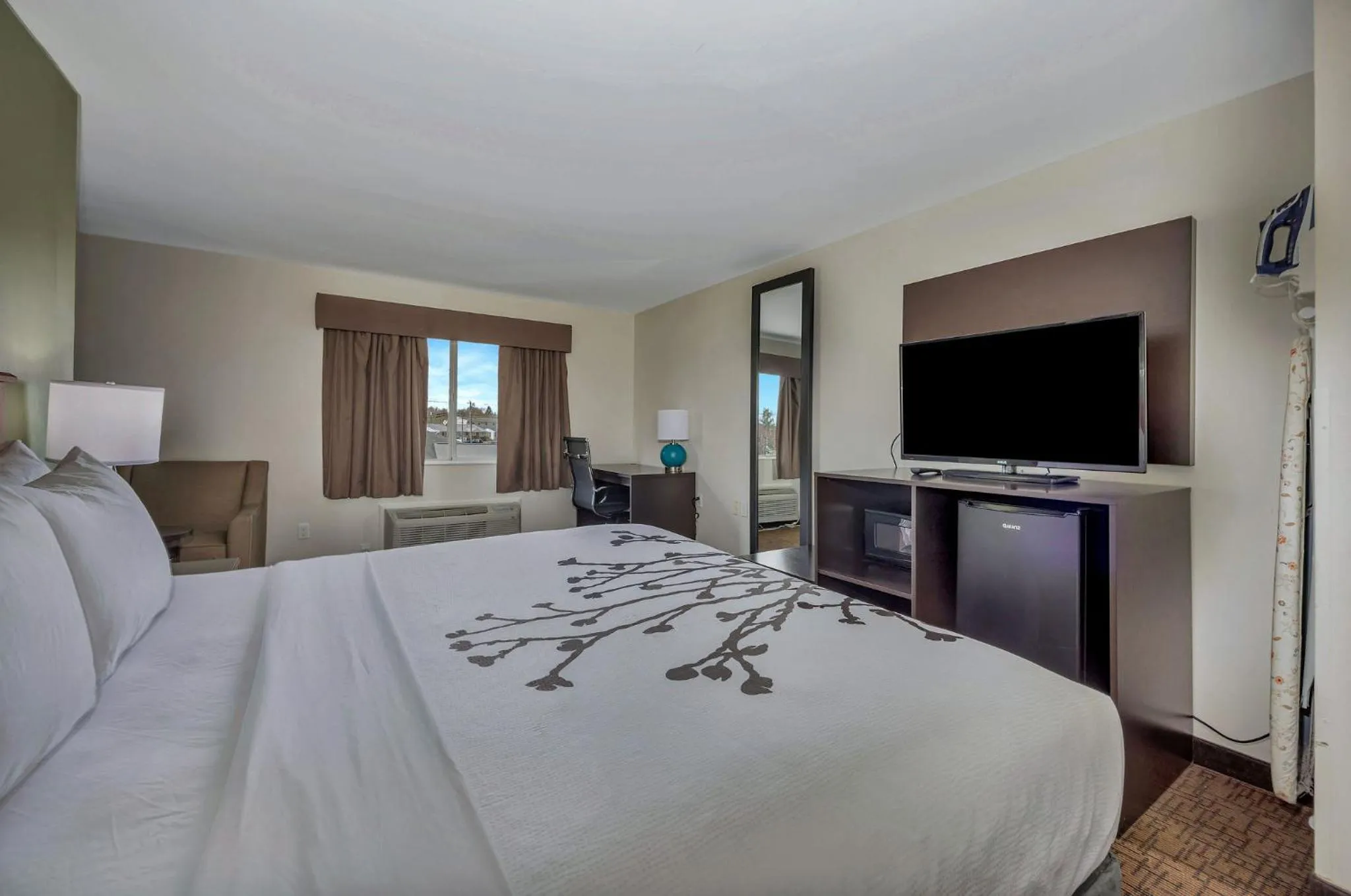 Communal lounge/ TV room, Bed in College Inn