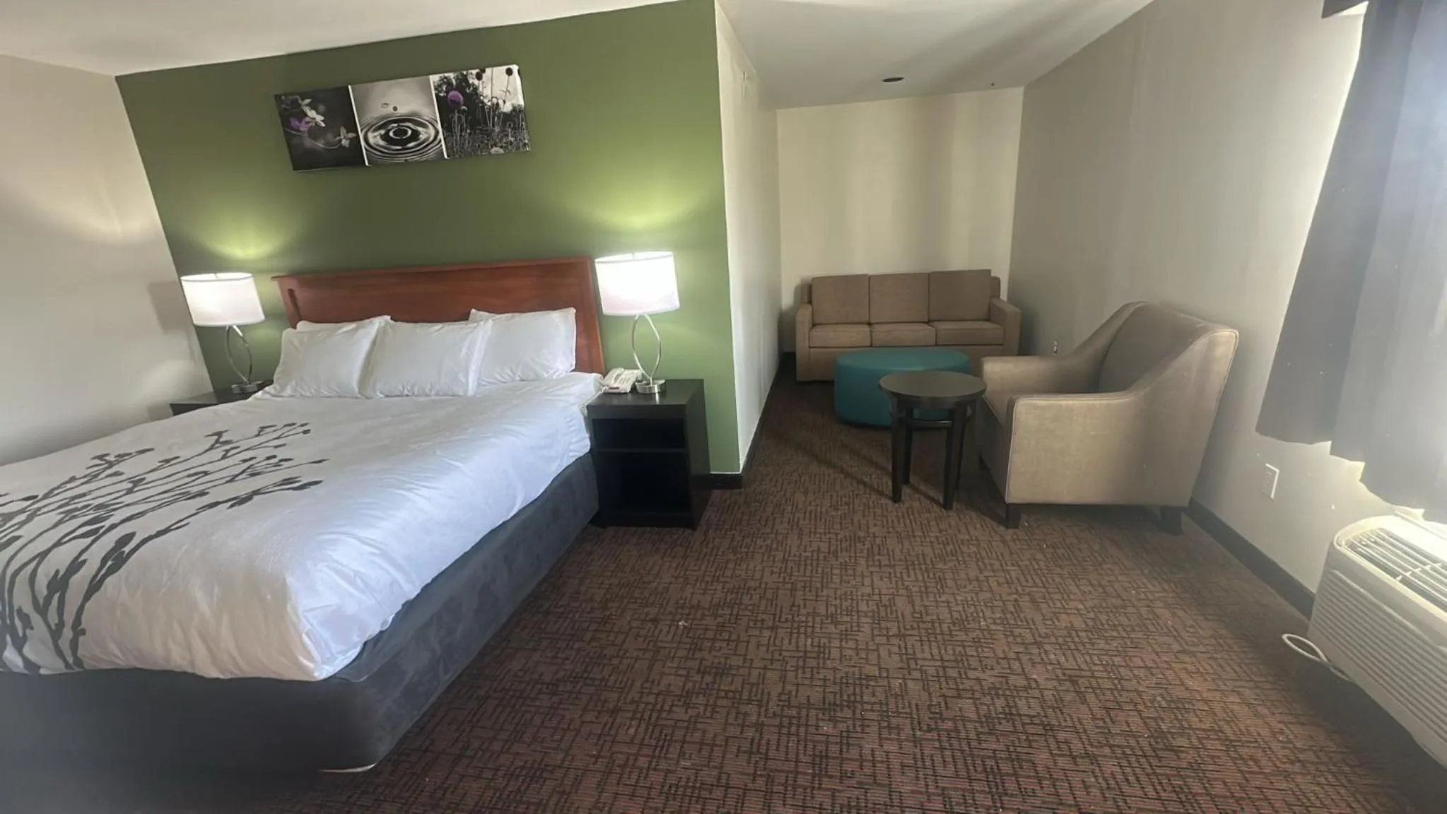 Seating area, Bed in College Inn