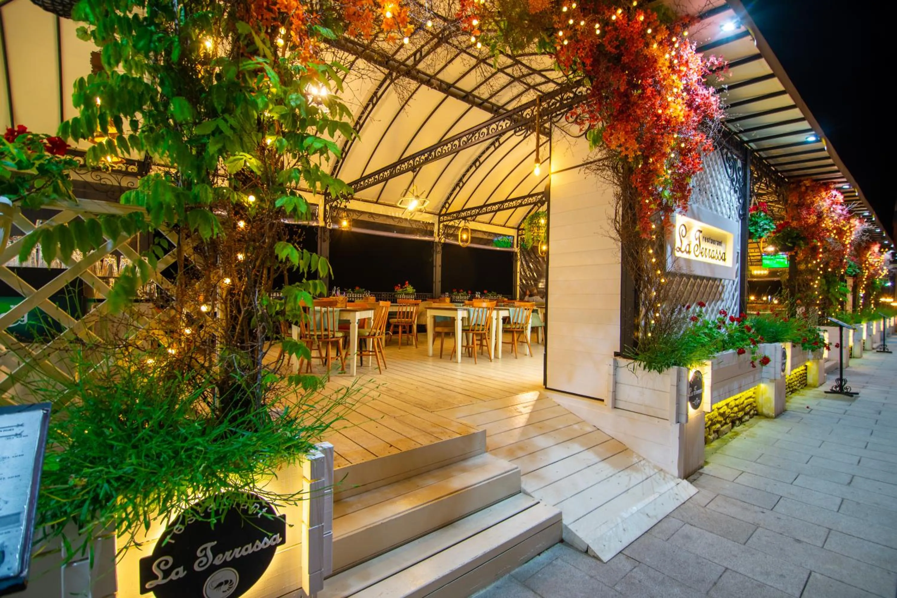 Restaurant/places to eat in Maria Palace Complex