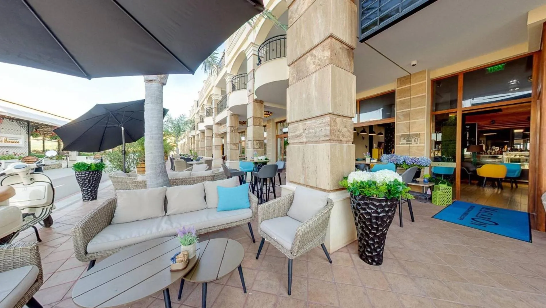 Facade/entrance in Maria Palace Complex