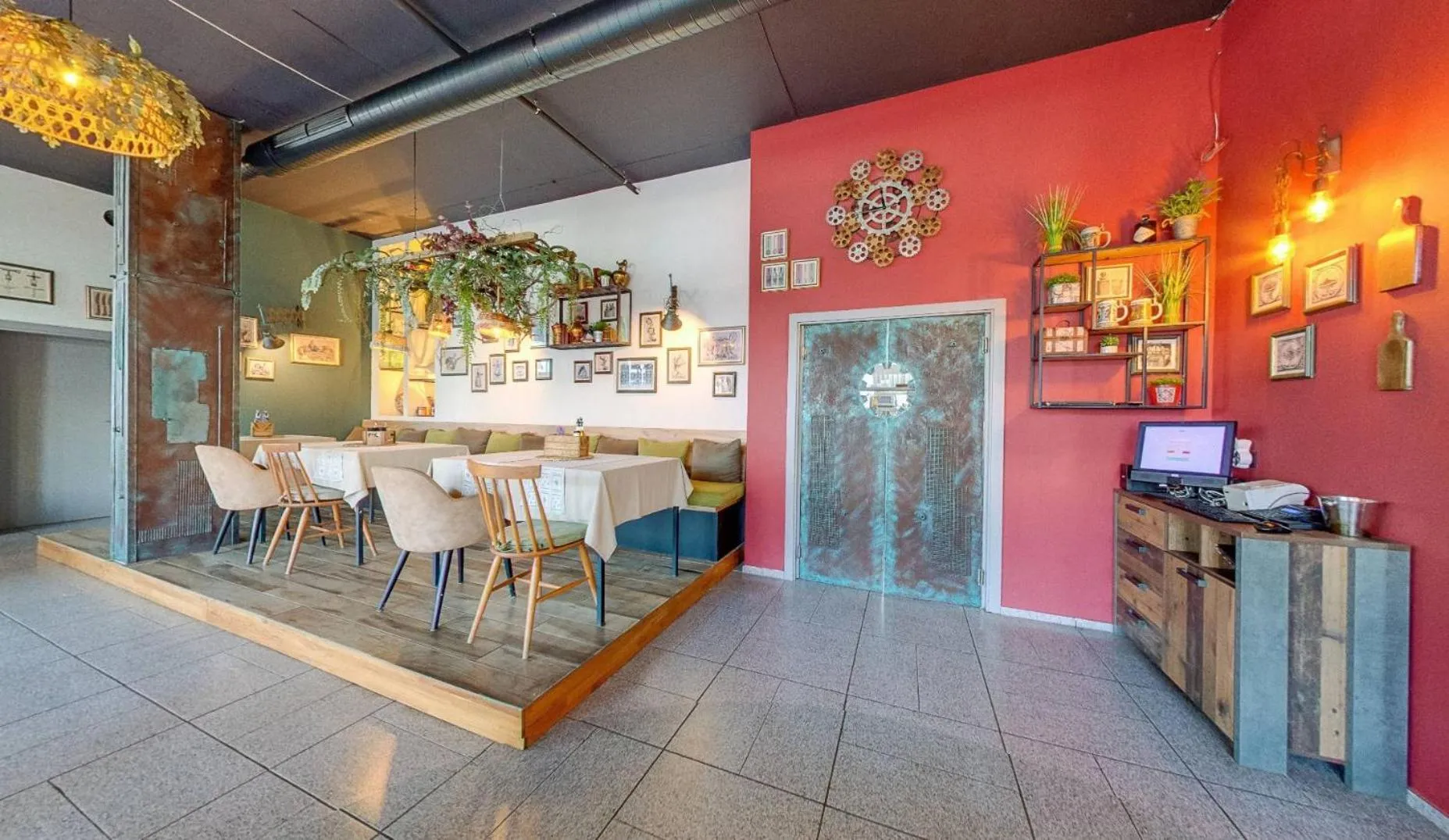 Restaurant/places to eat in Maria Palace Complex