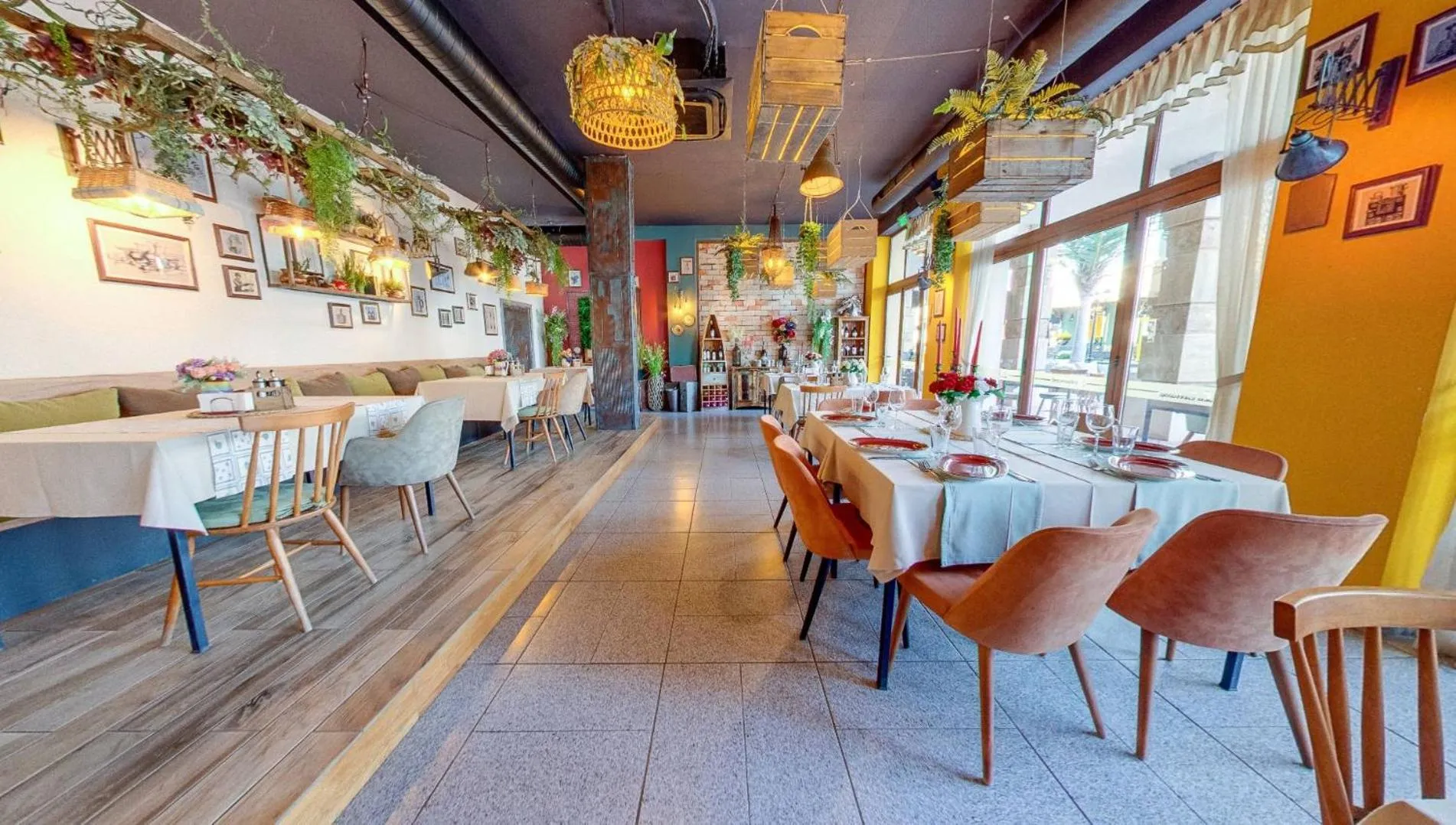 Restaurant/places to eat in Maria Palace Complex