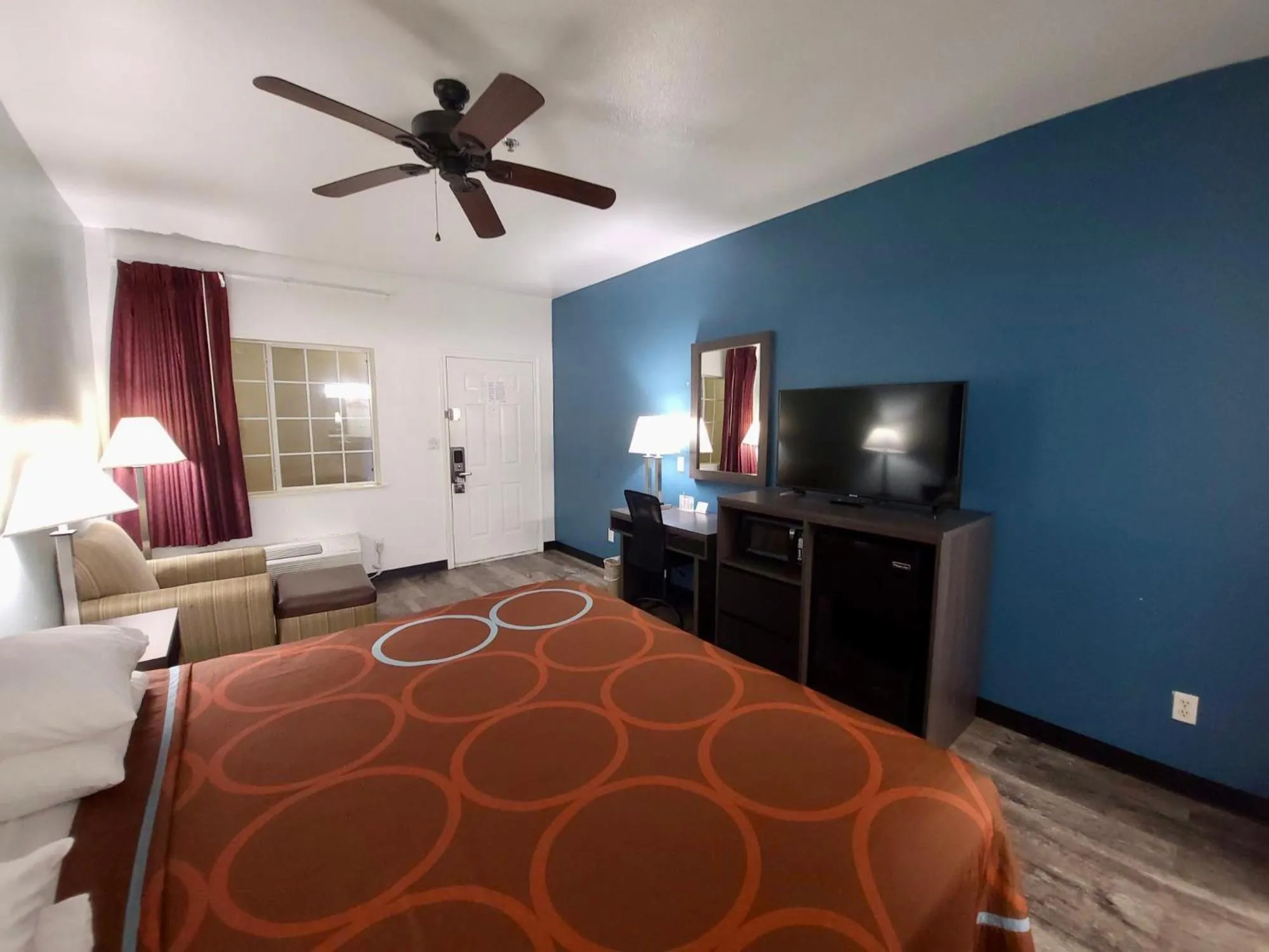 Bedroom, Bed in Super 8 by Wyndham Forney/East Dallas