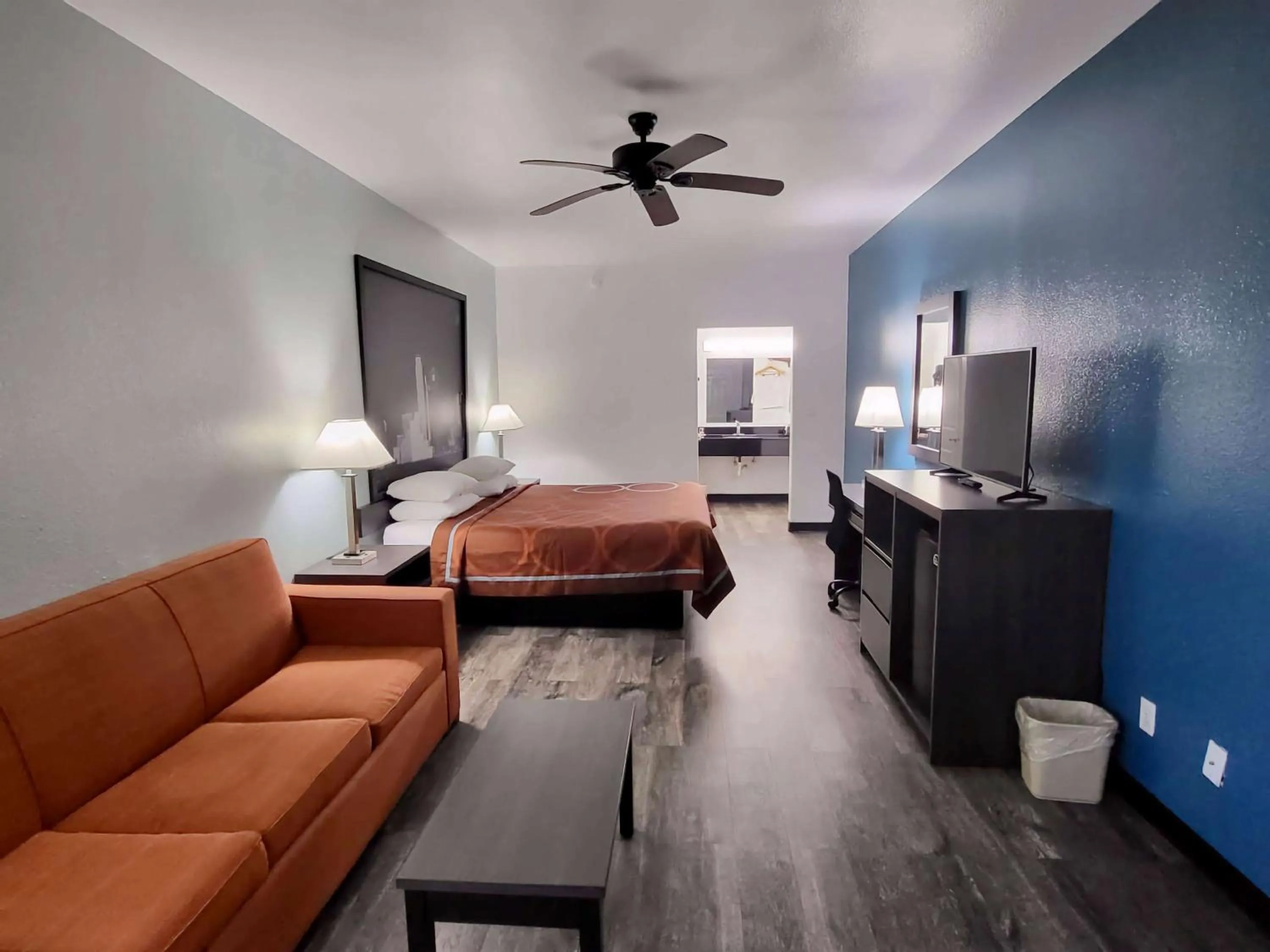 Photo of the whole room, Bed in Super 8 by Wyndham Forney/East Dallas