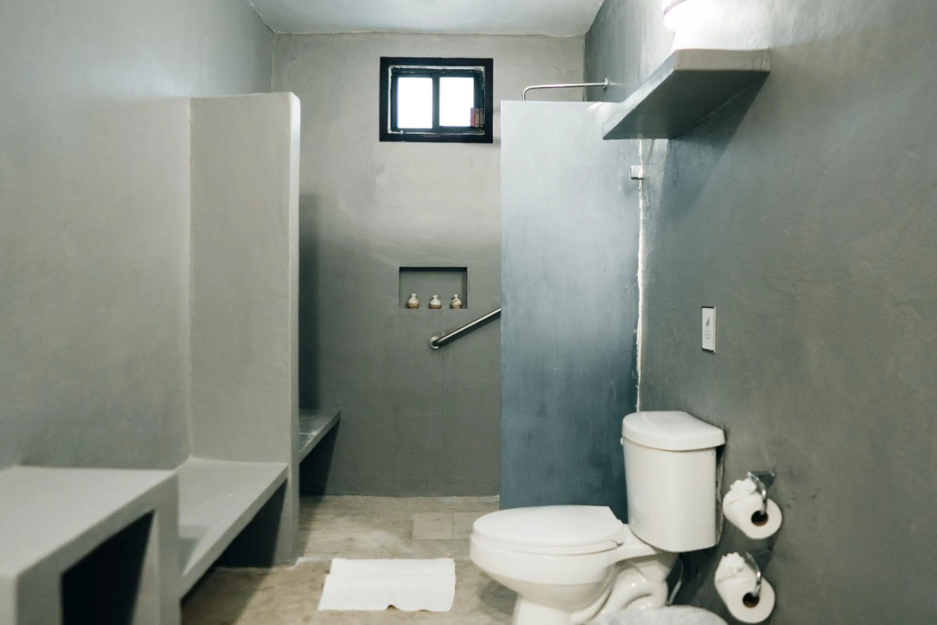 Toilet in Piedra de Agua Palenque