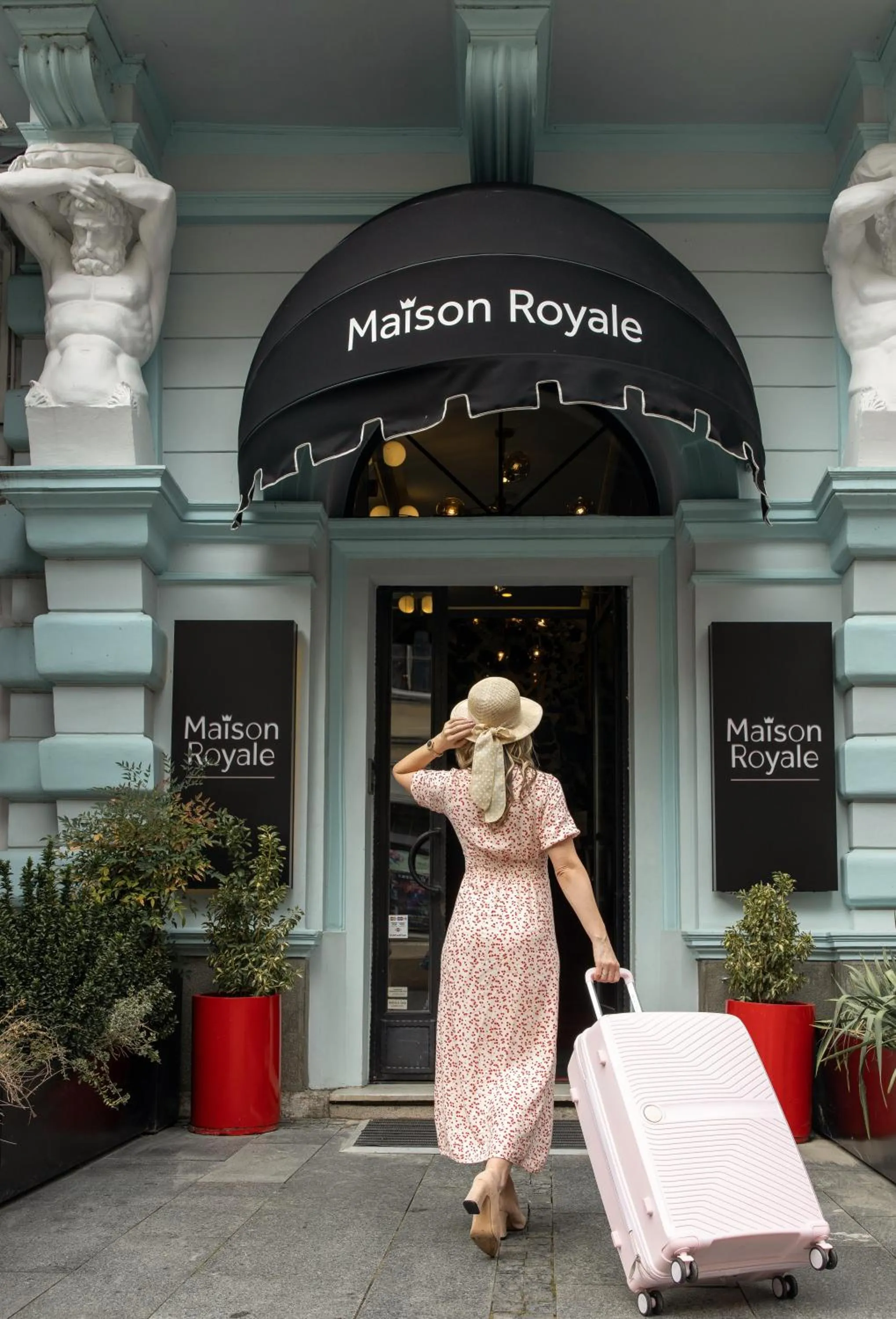 Property building in Maison Royale