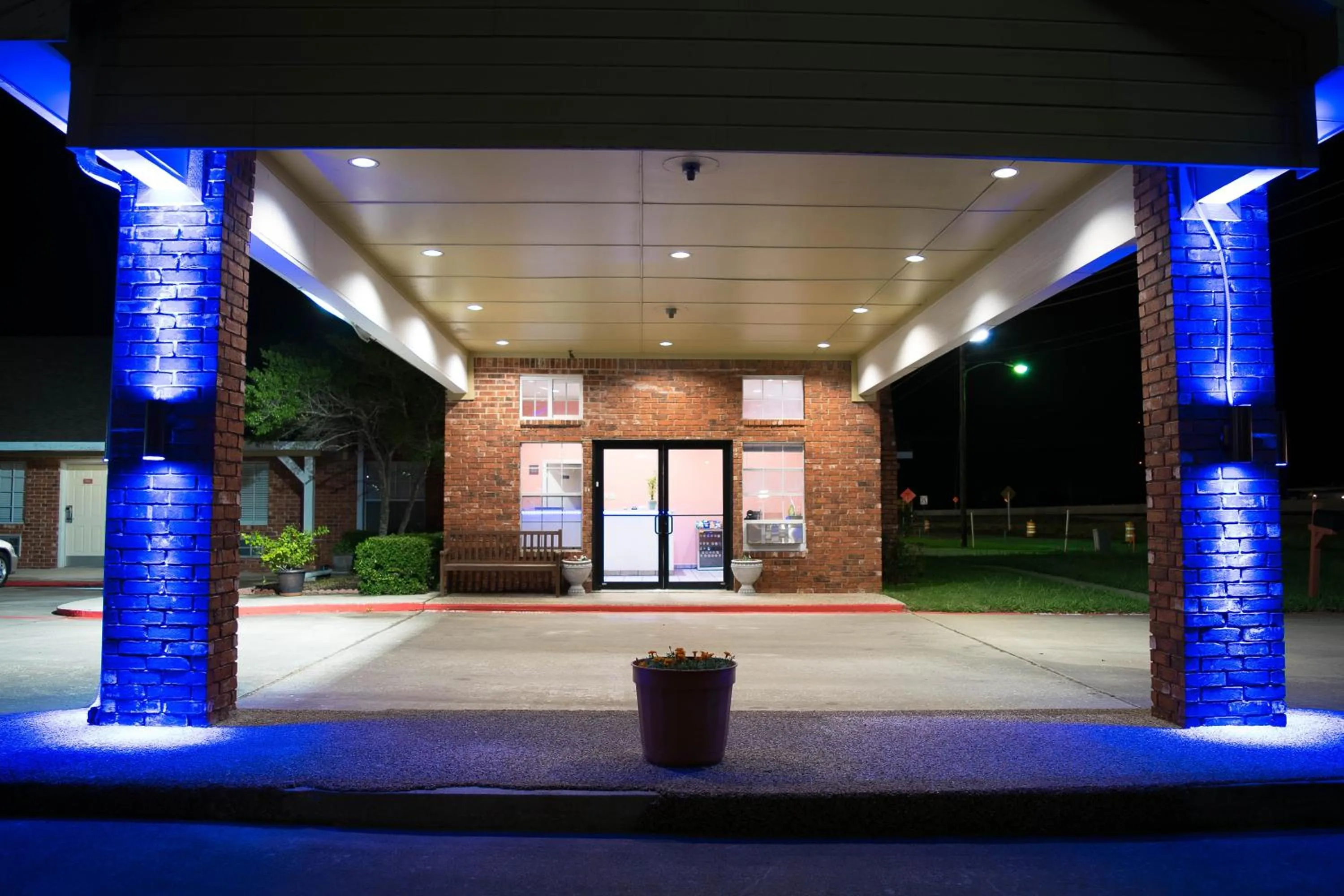 Facade/entrance in Countryside Inn