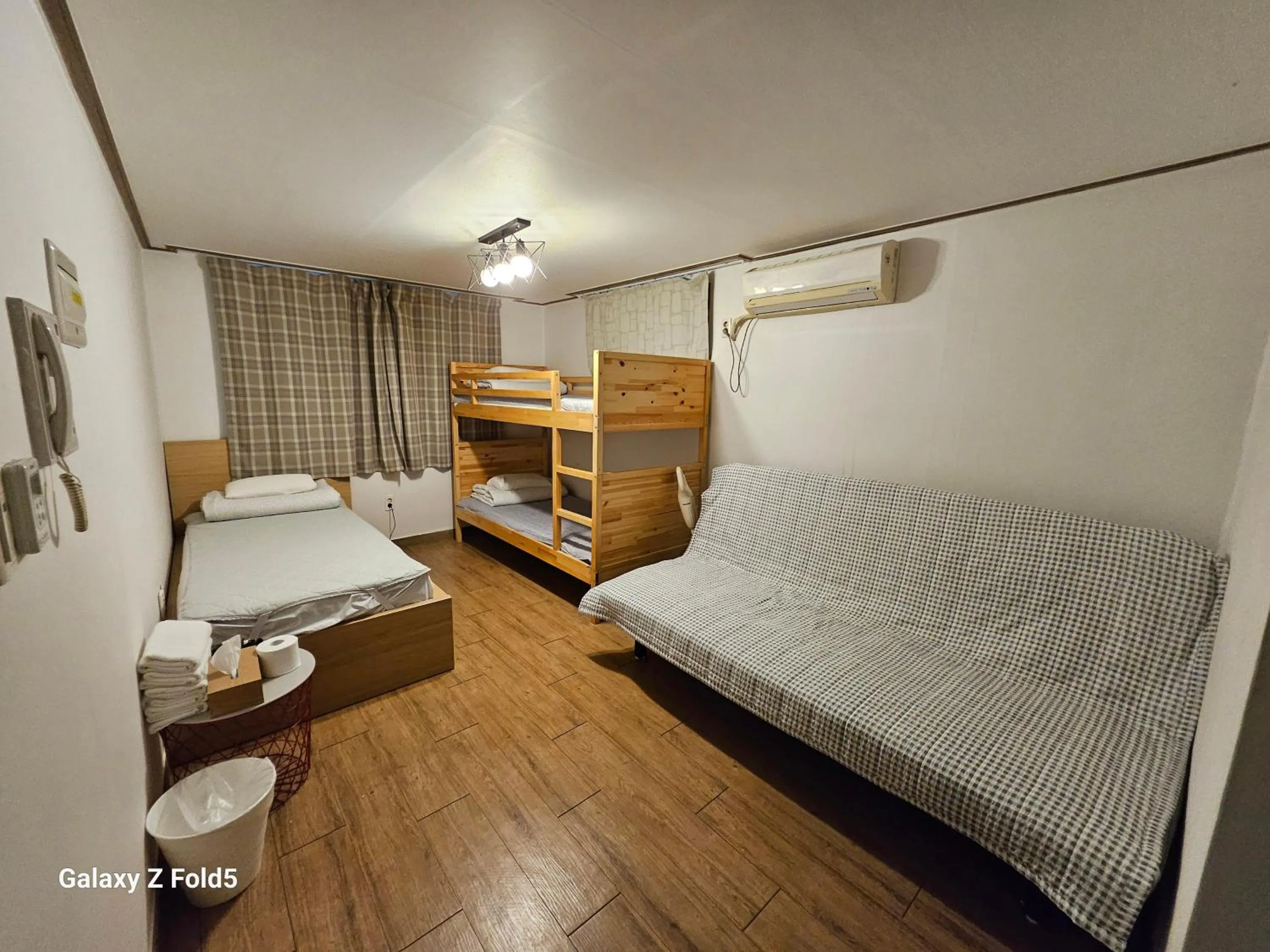 Photo of the whole room, Bed in Y's house