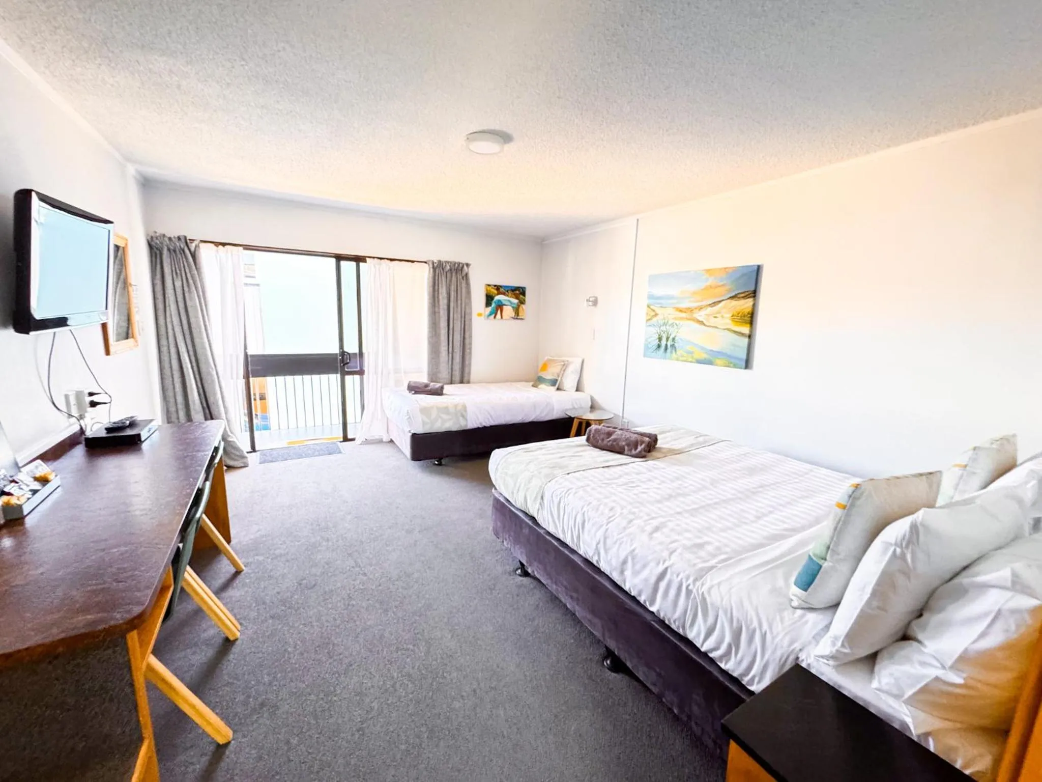 Bed in Waikanae Beach Motel