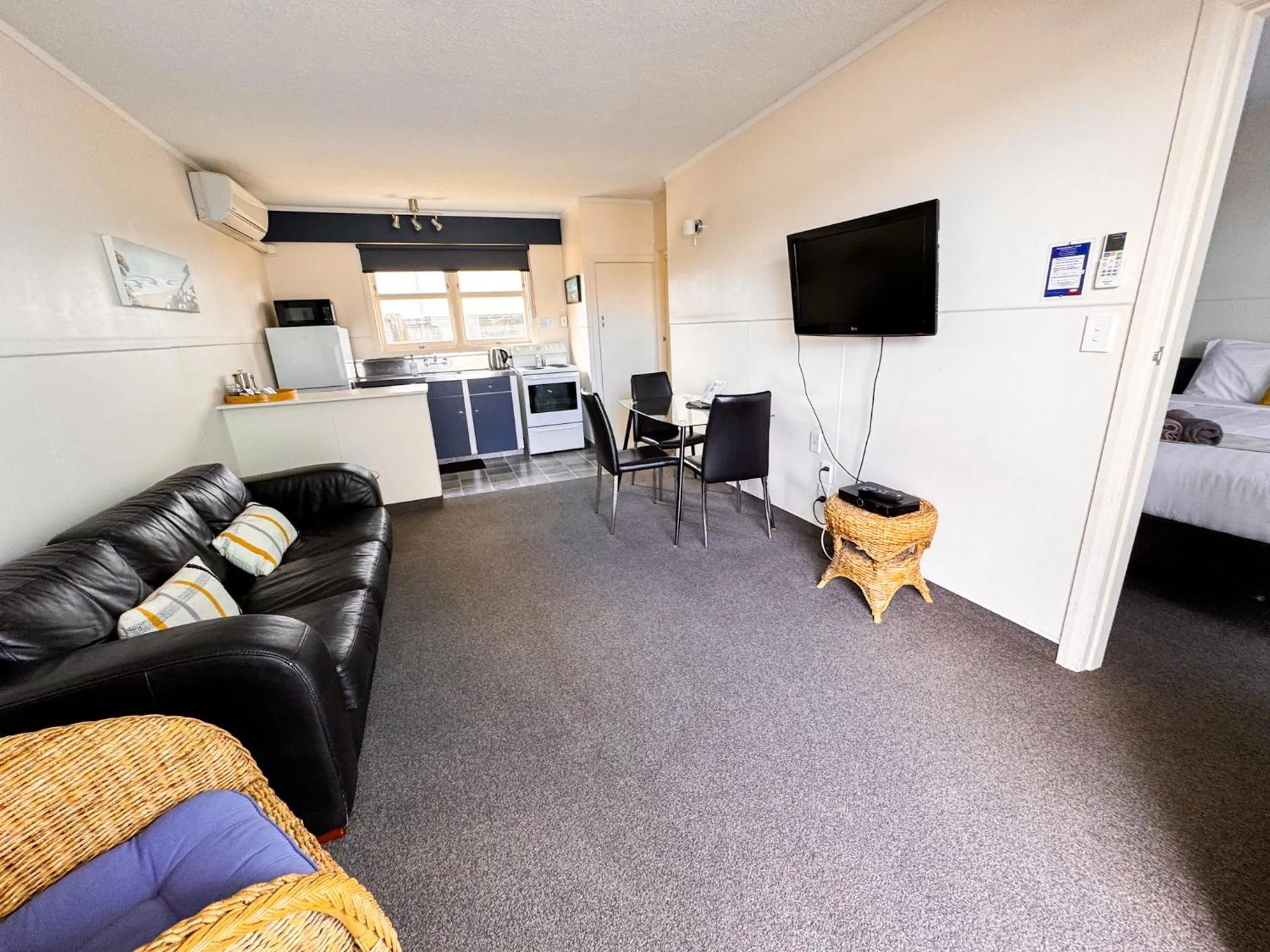 Dining area in Waikanae Beach Motel