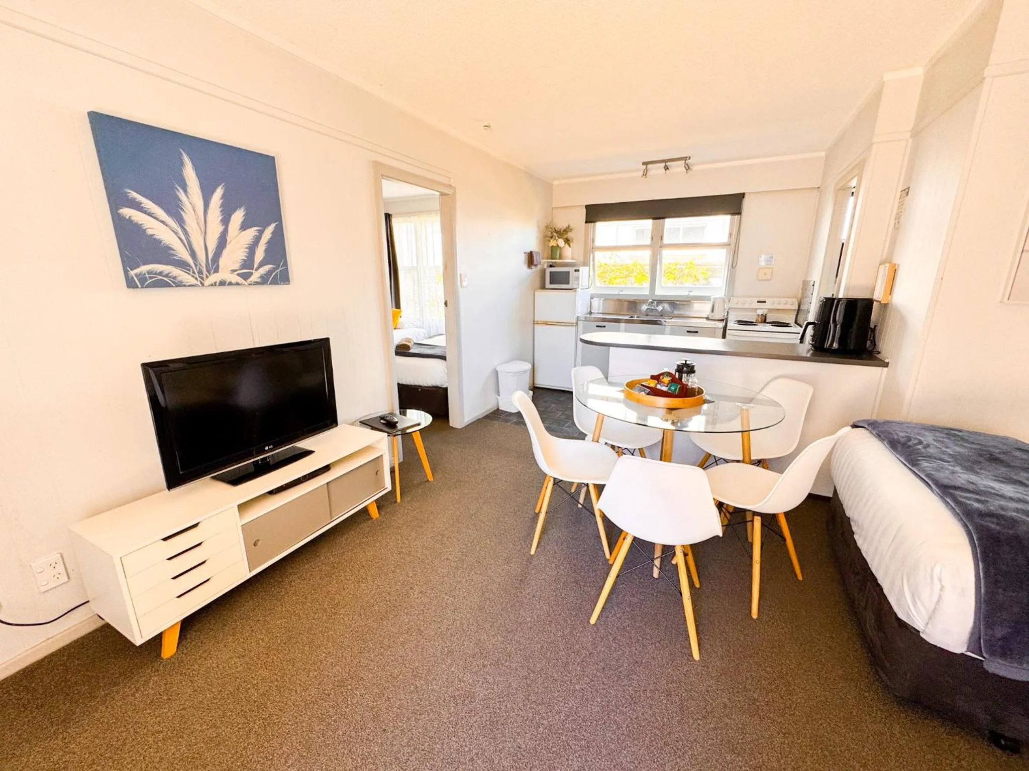 Kitchen or kitchenette in Waikanae Beach Motel