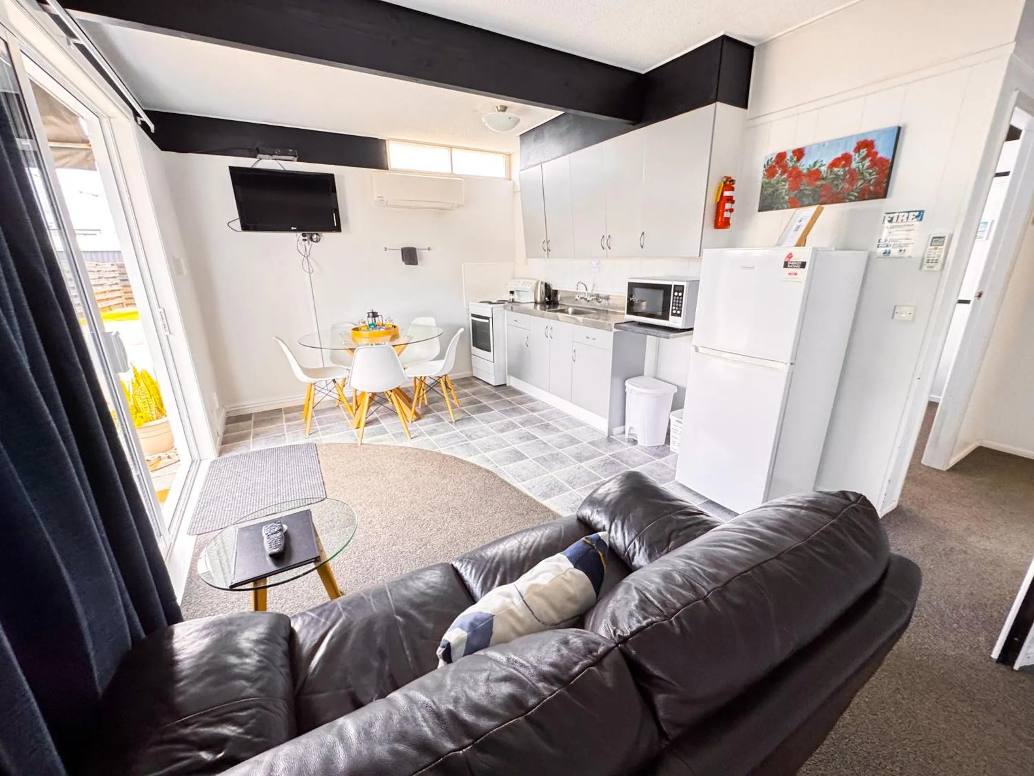 Kitchen or kitchenette in Waikanae Beach Motel