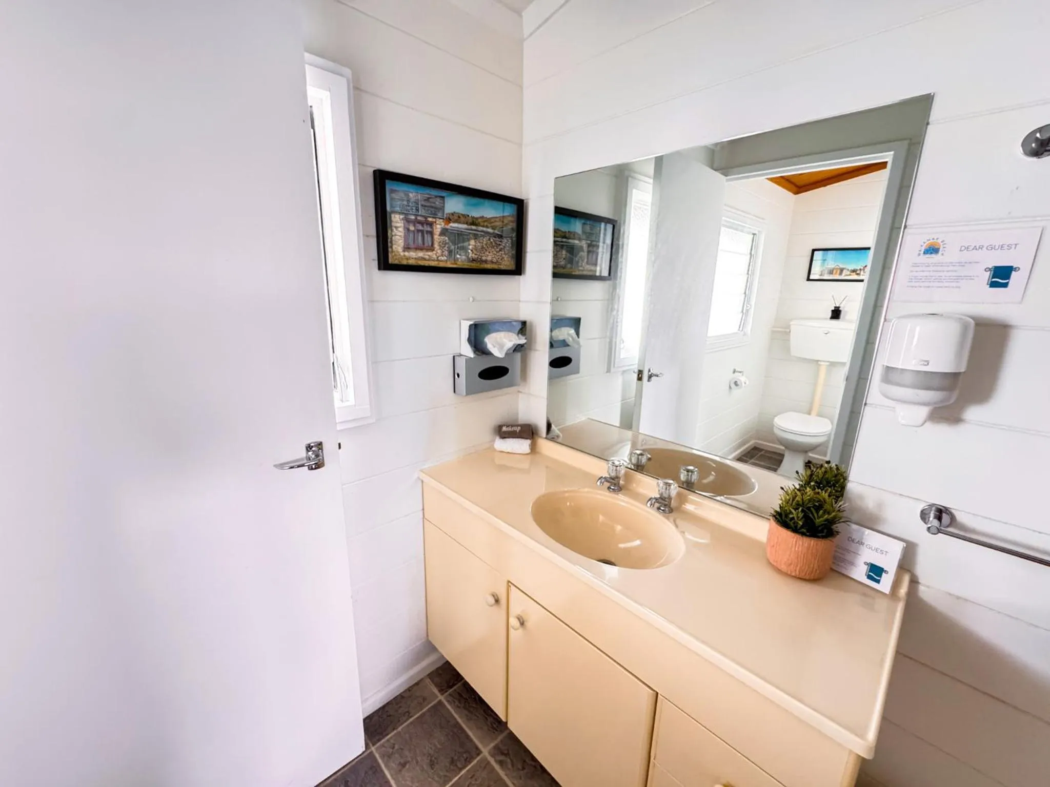 Toilet in Waikanae Beach Motel