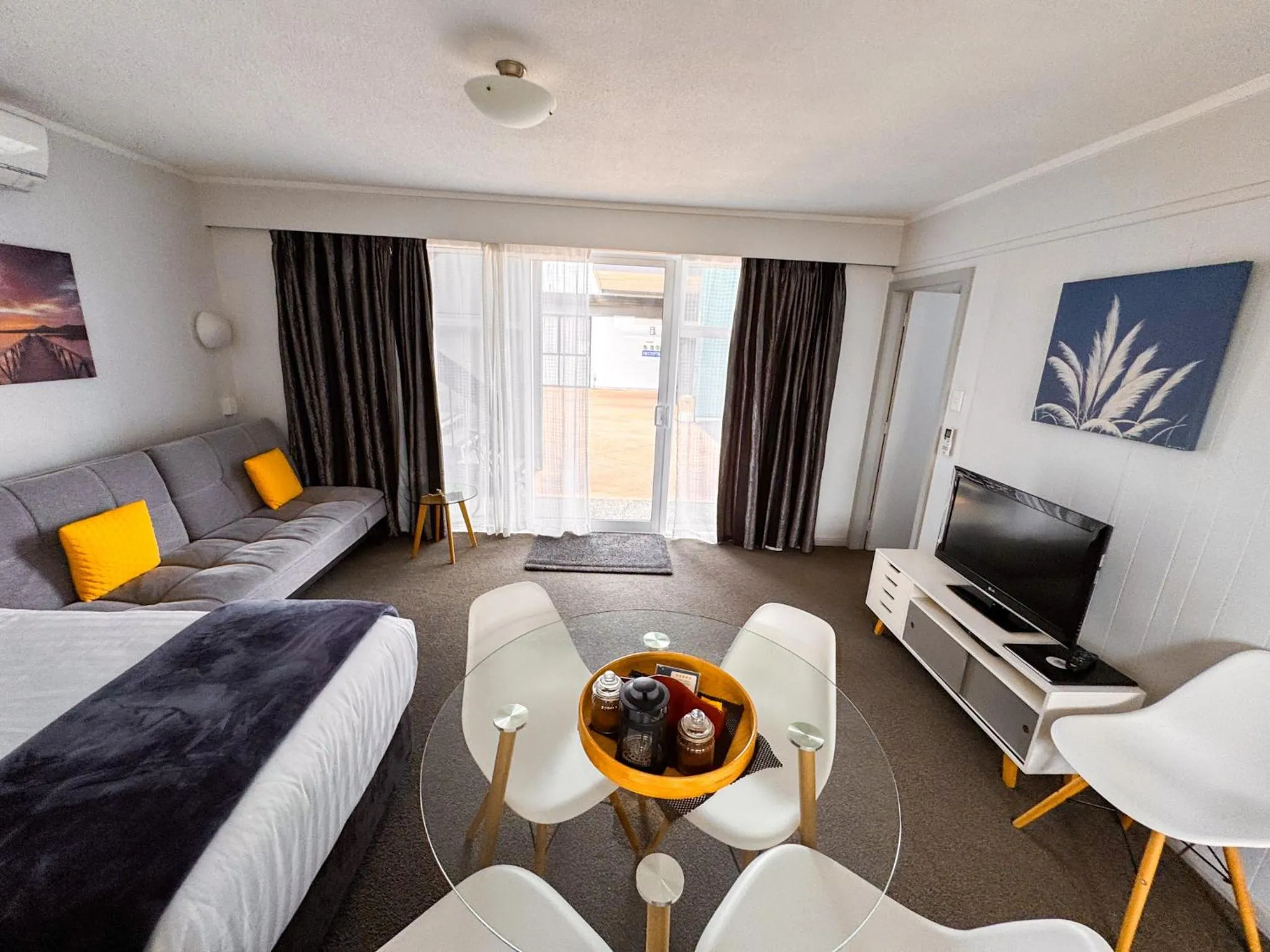 Bed in Waikanae Beach Motel