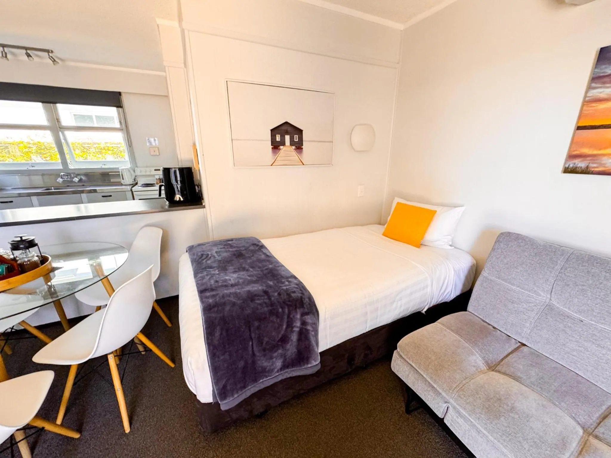 Bed in Waikanae Beach Motel