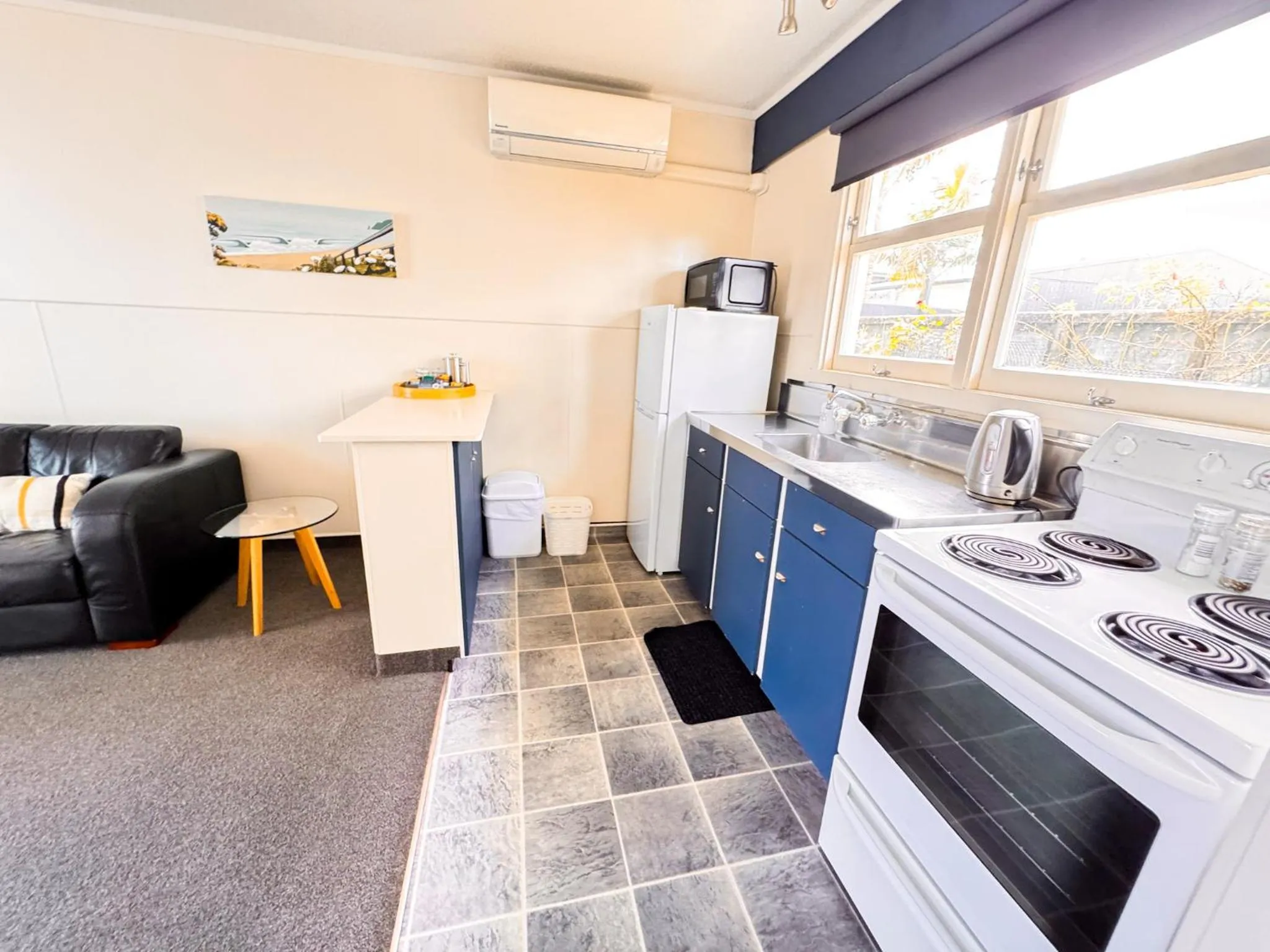 Kitchen or kitchenette in Waikanae Beach Motel