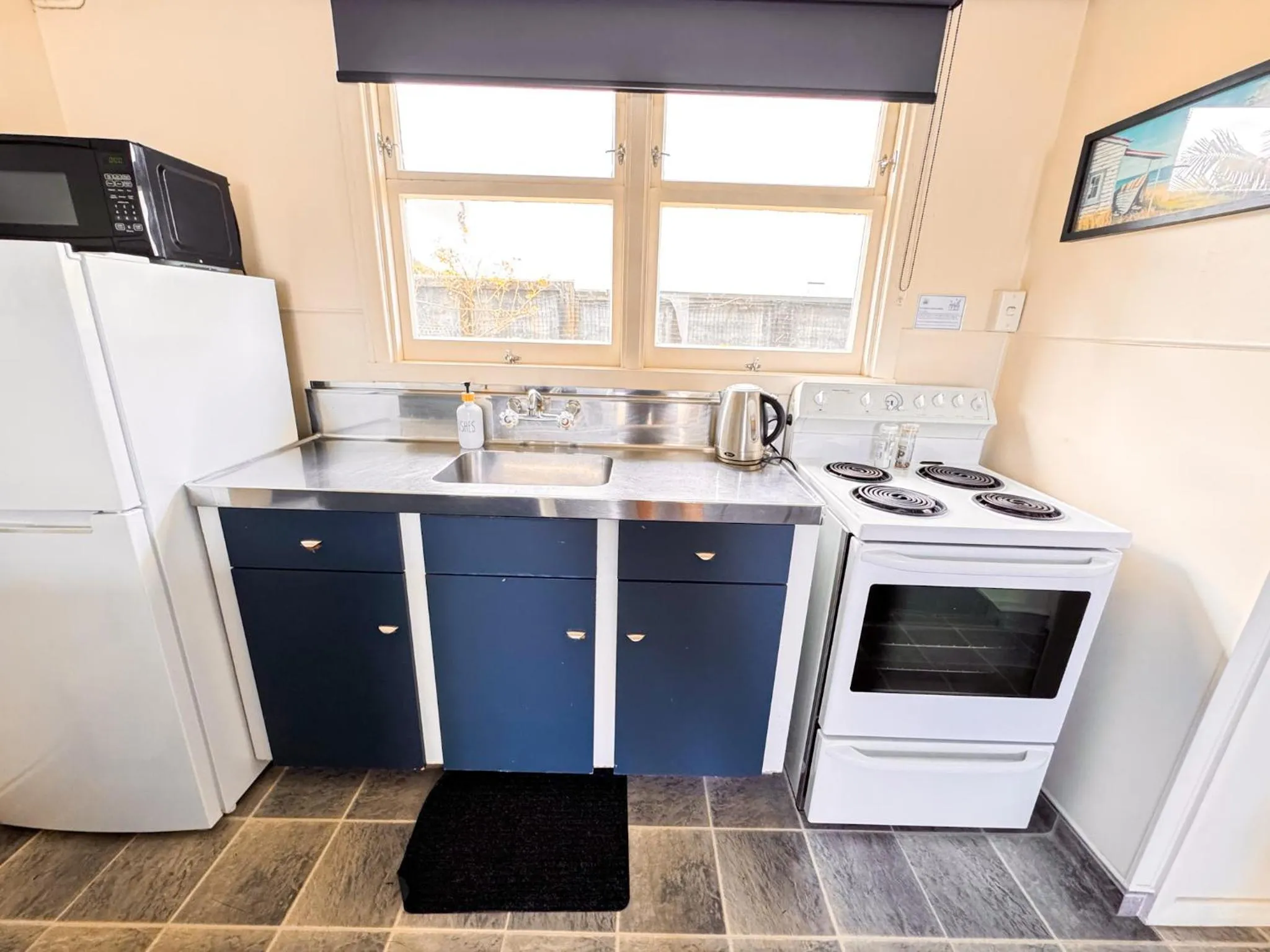 Kitchen or kitchenette in Waikanae Beach Motel