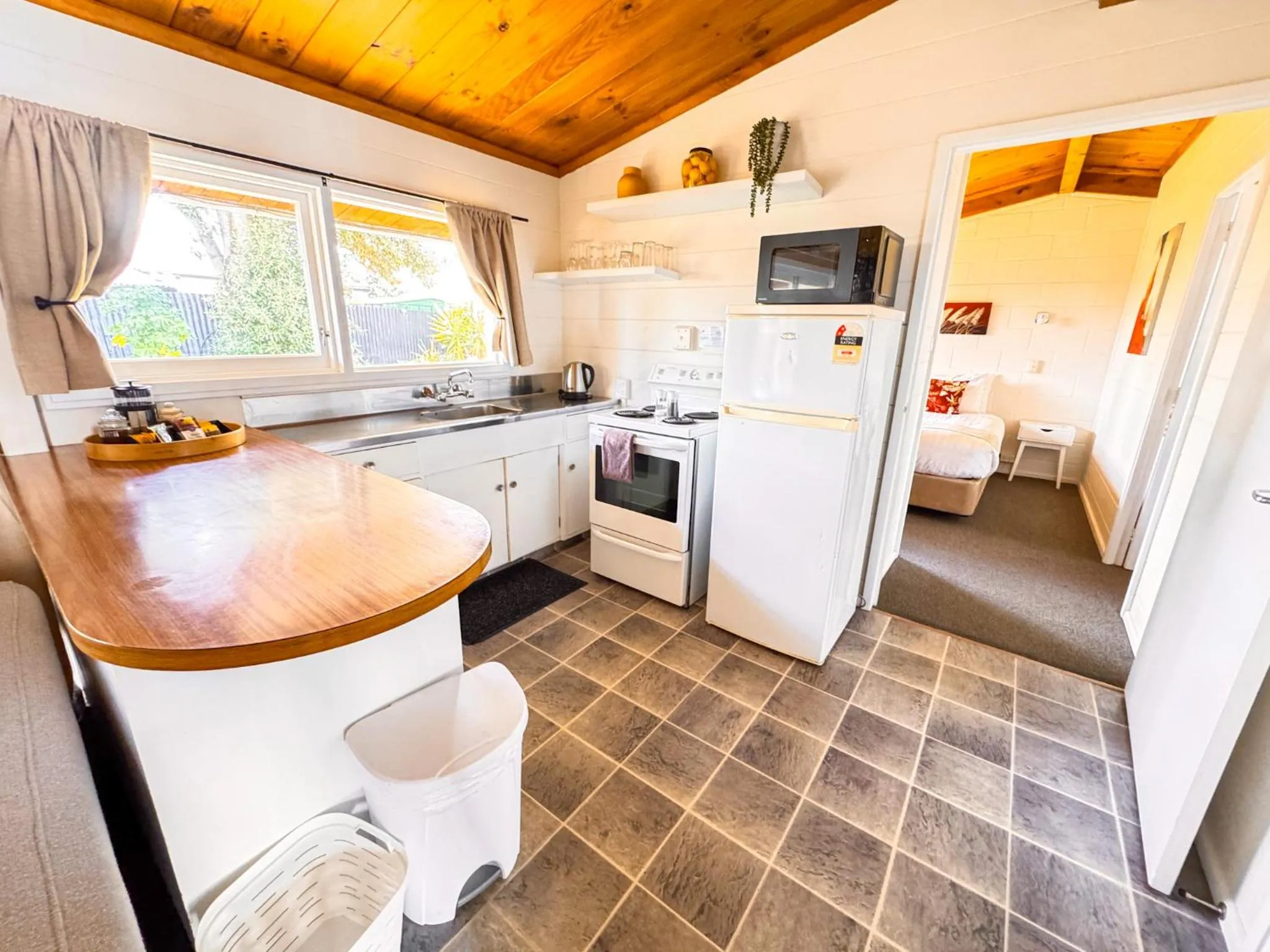 Kitchen or kitchenette in Waikanae Beach Motel