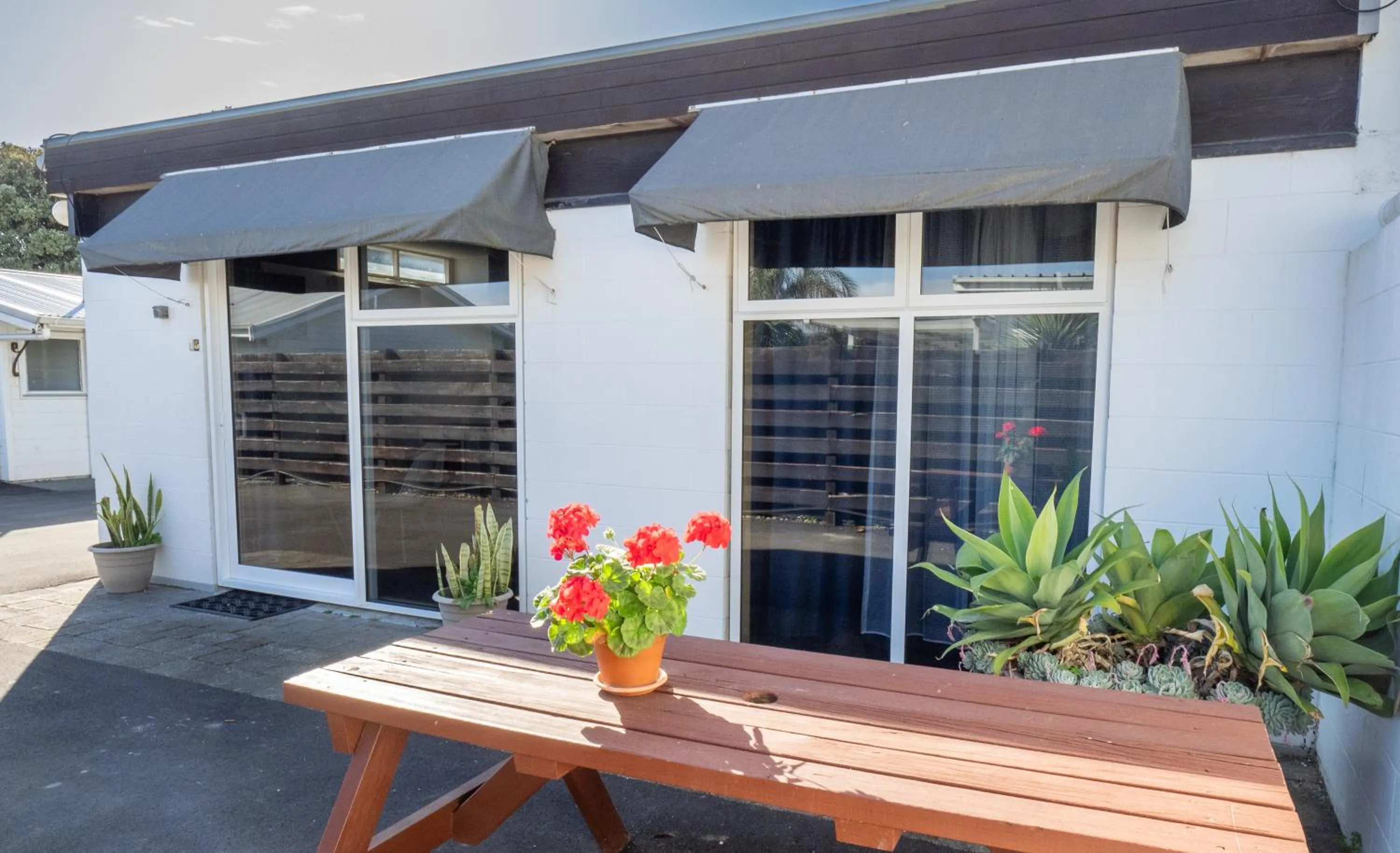 Property building in Waikanae Beach Motel