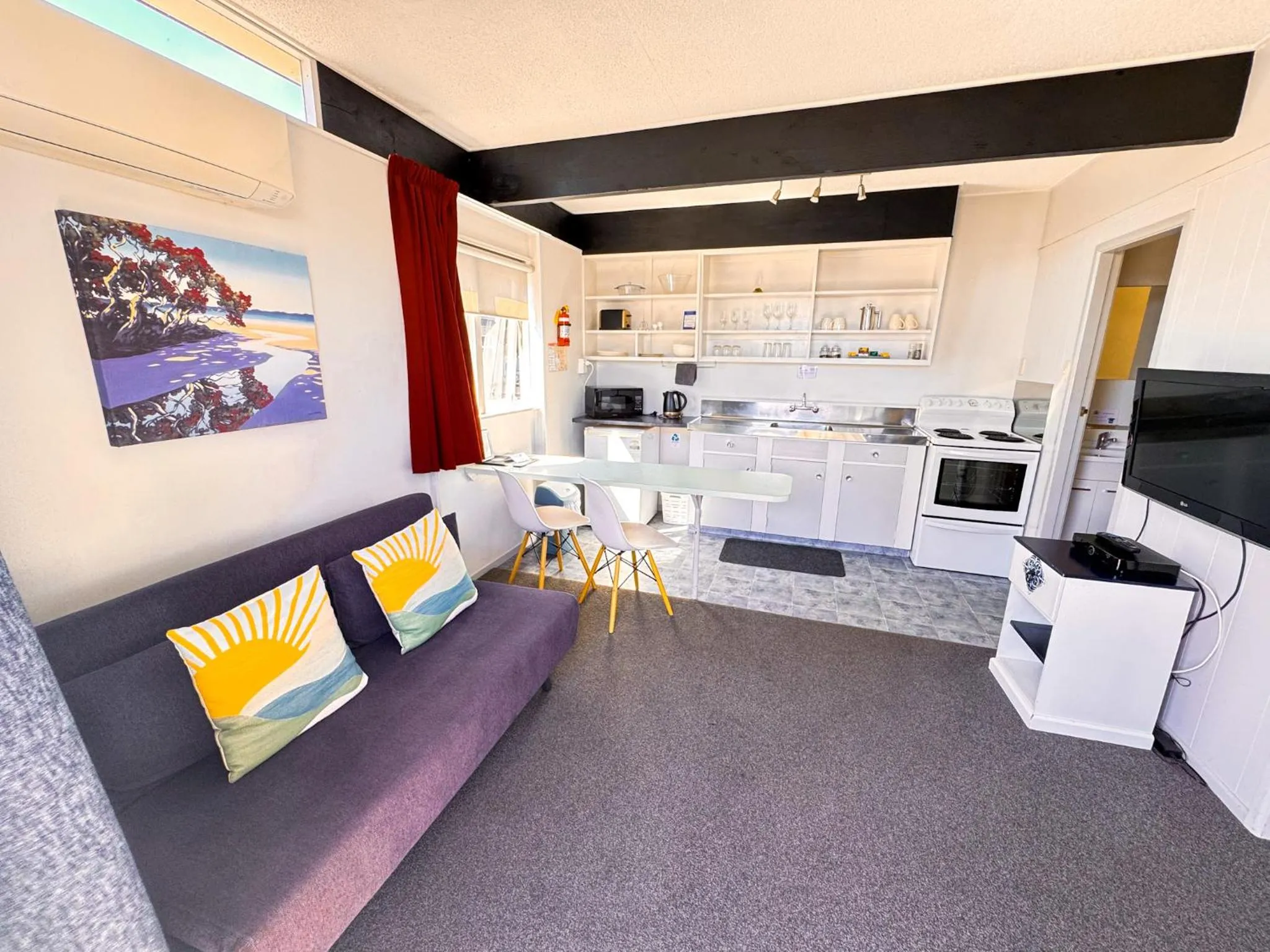 Kitchen or kitchenette in Waikanae Beach Motel