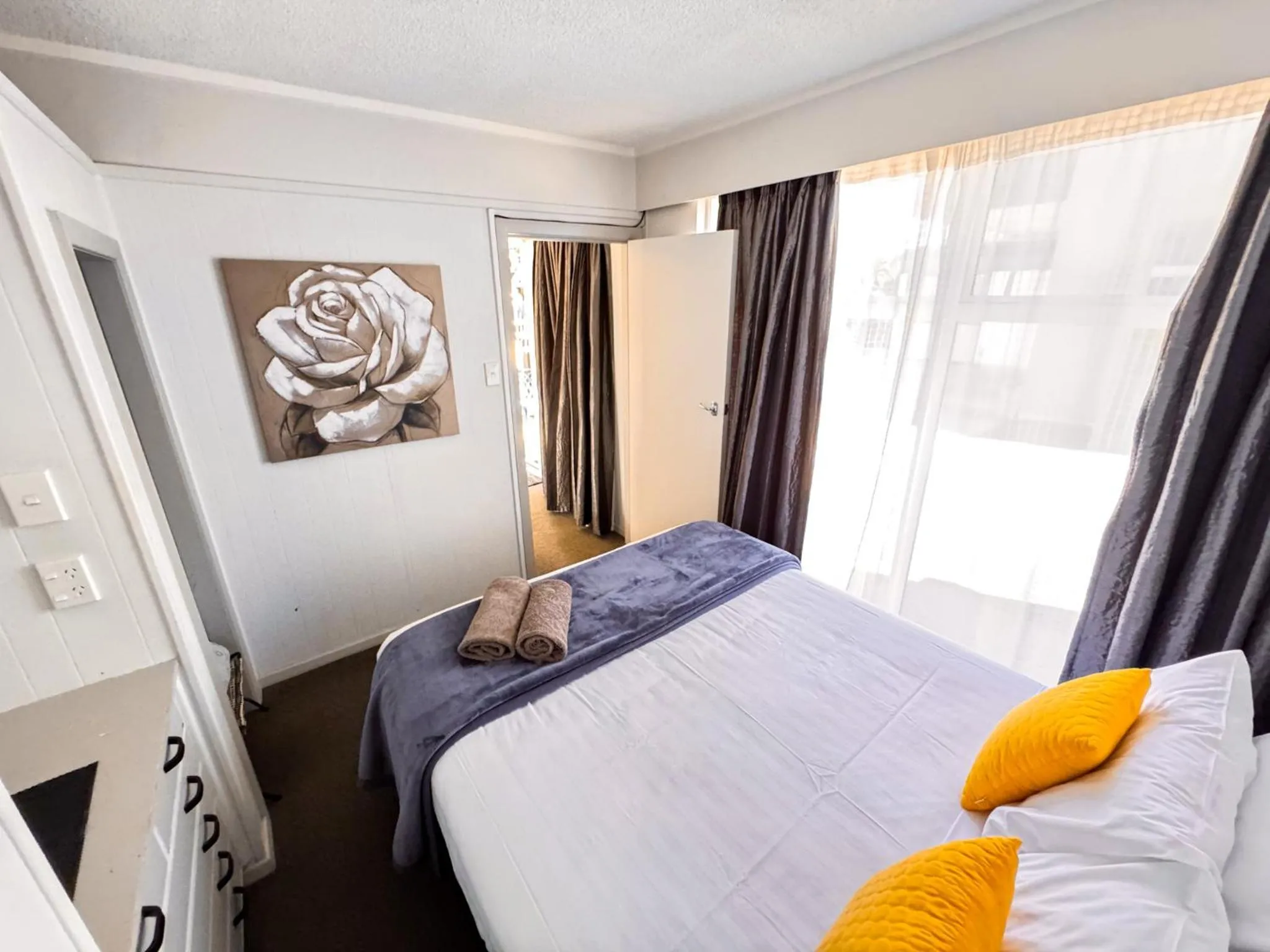 Bed in Waikanae Beach Motel