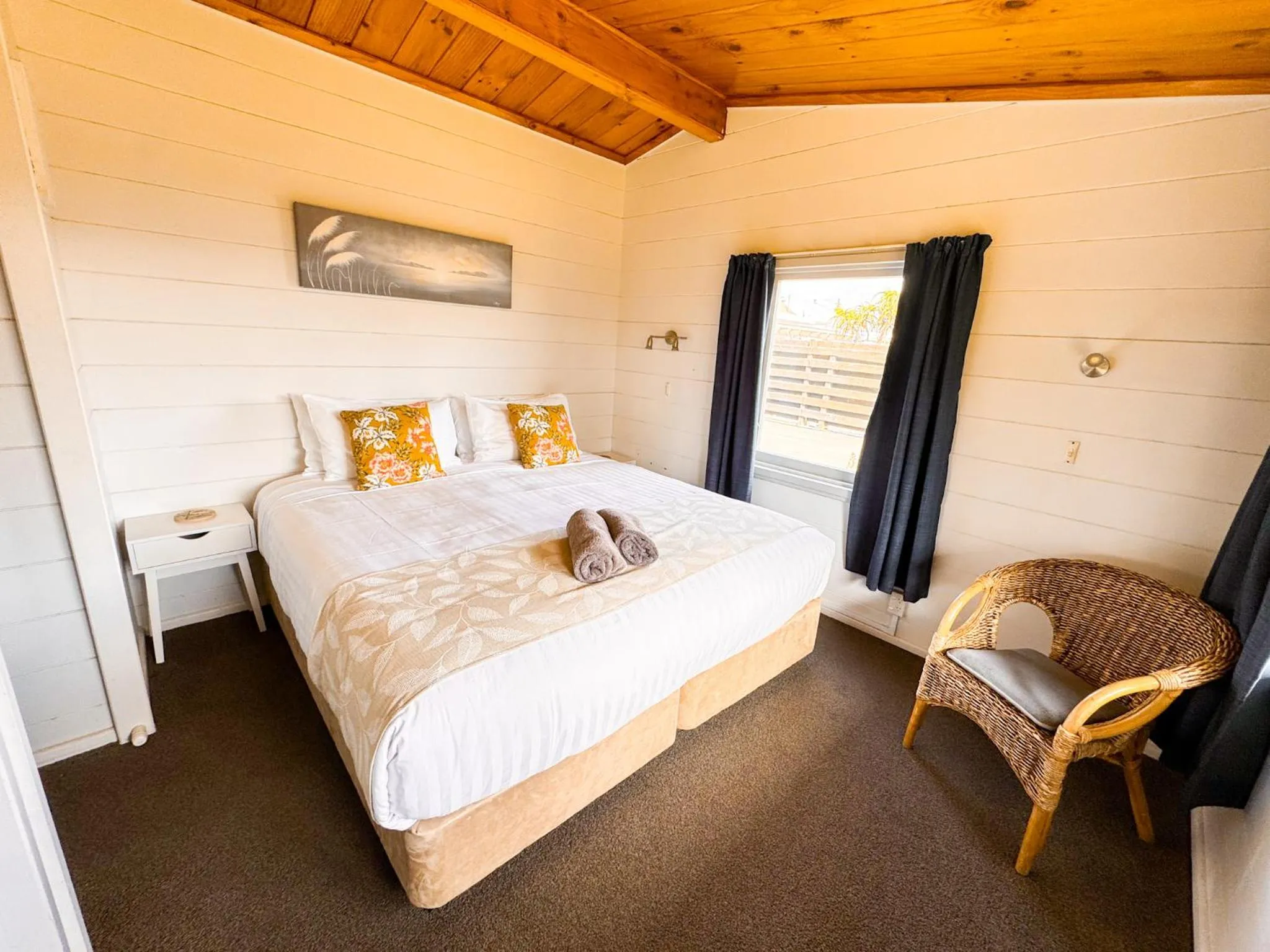 Bed in Waikanae Beach Motel