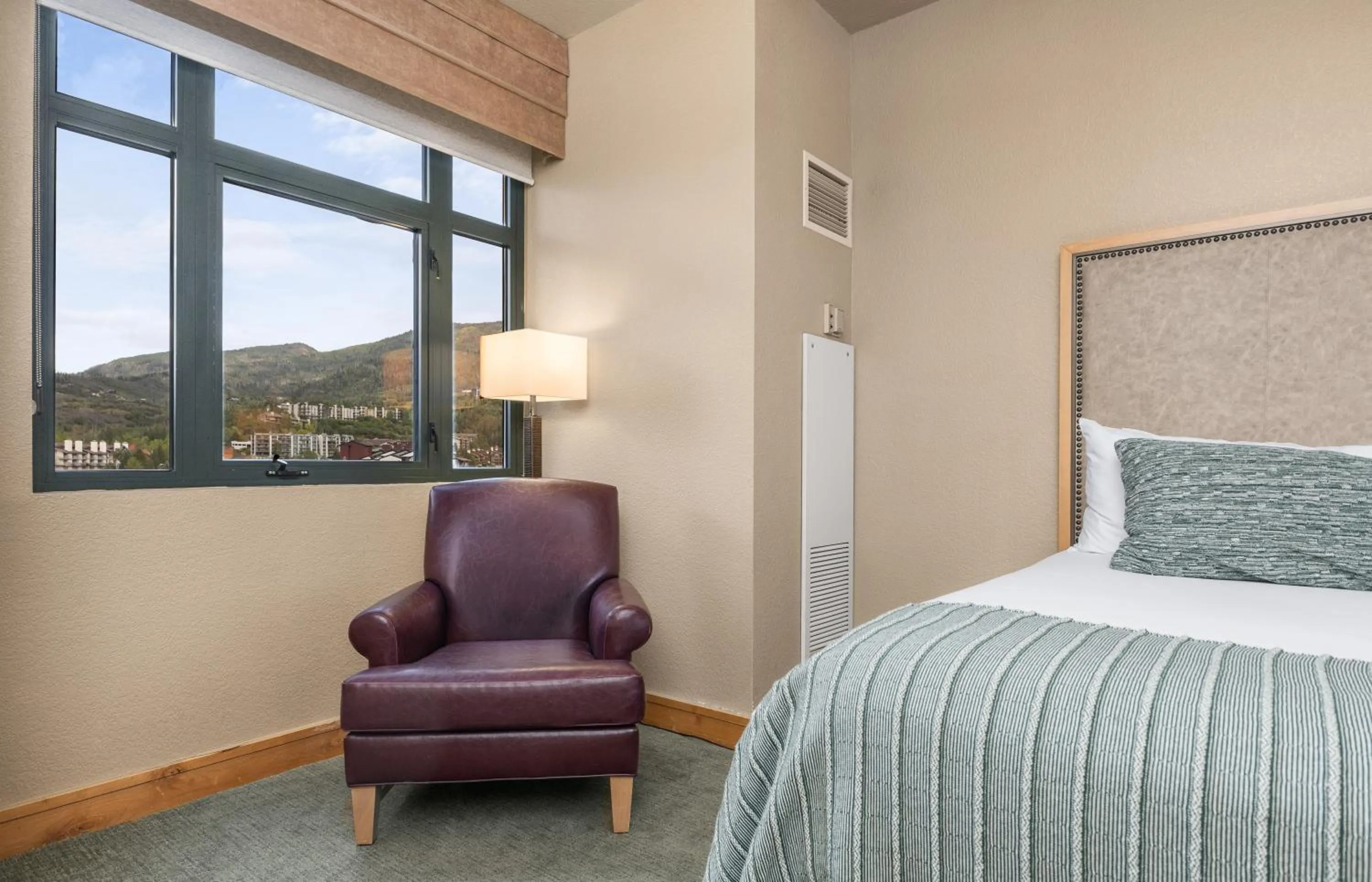 Seating area, Bed in The Steamboat Grand