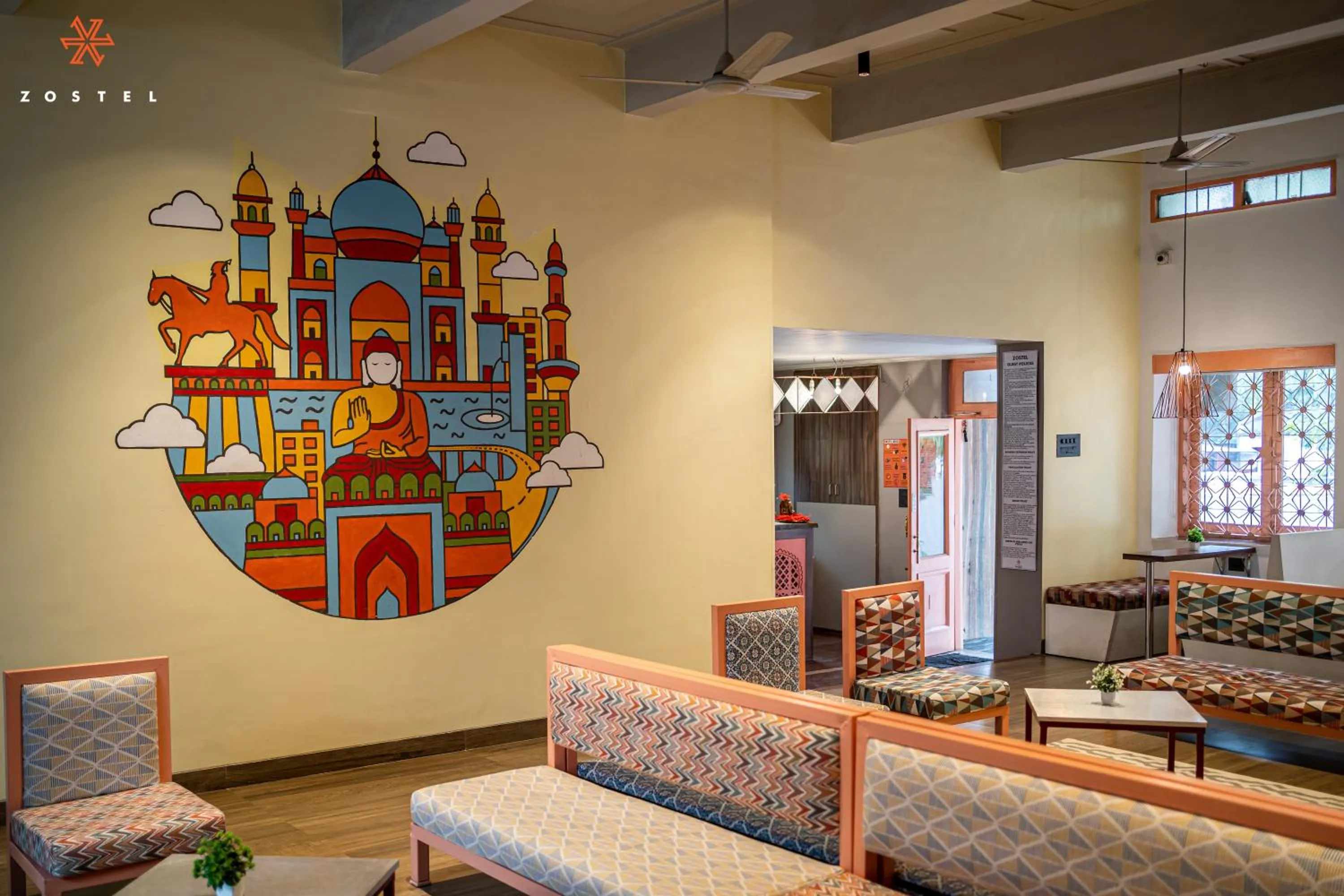 Communal lounge/ TV room in Zostel Chhatrapati Sambhajinagar, Formerly Aurangabad