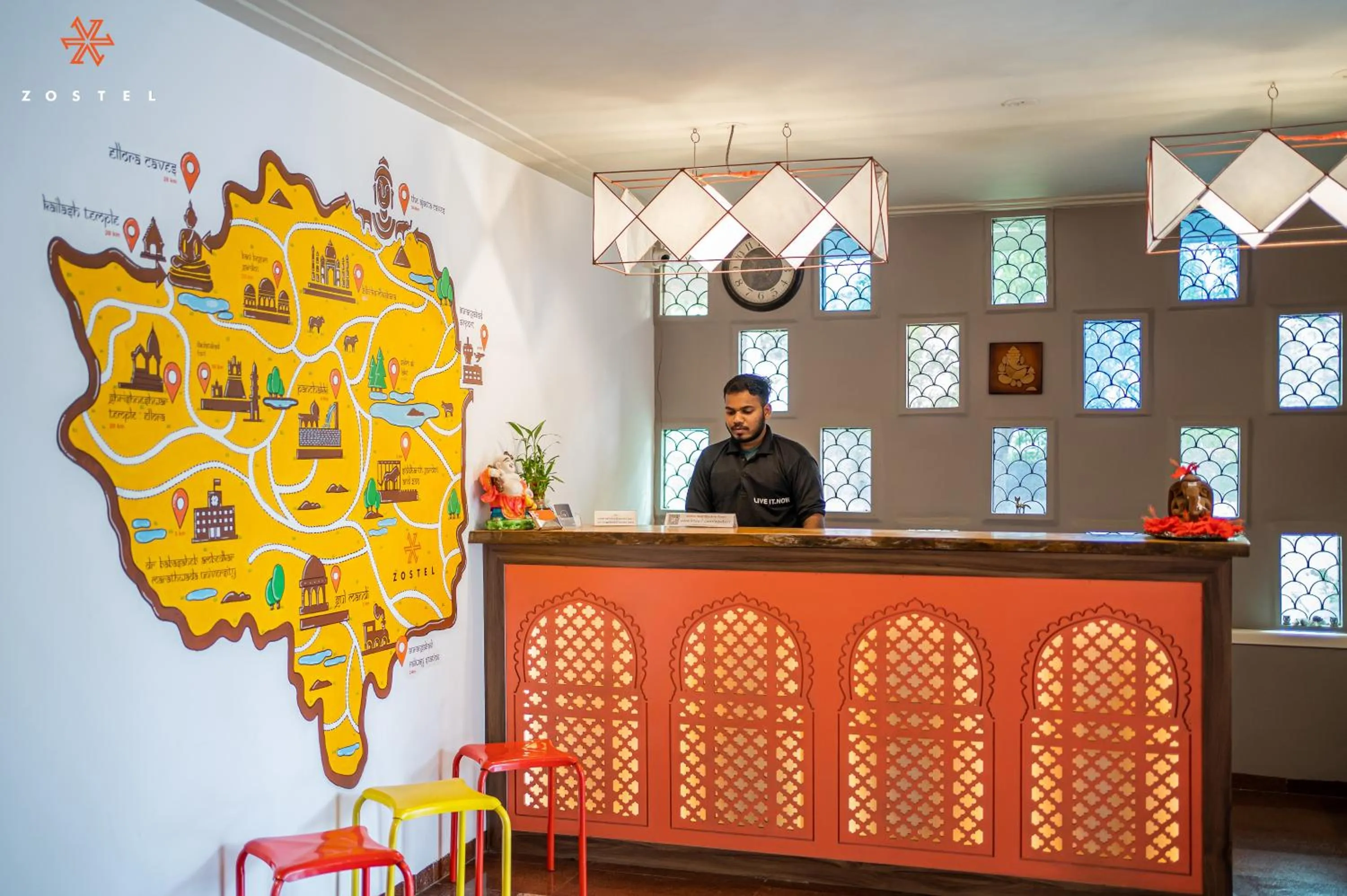 Communal lounge/ TV room in Zostel Chhatrapati Sambhajinagar, Formerly Aurangabad