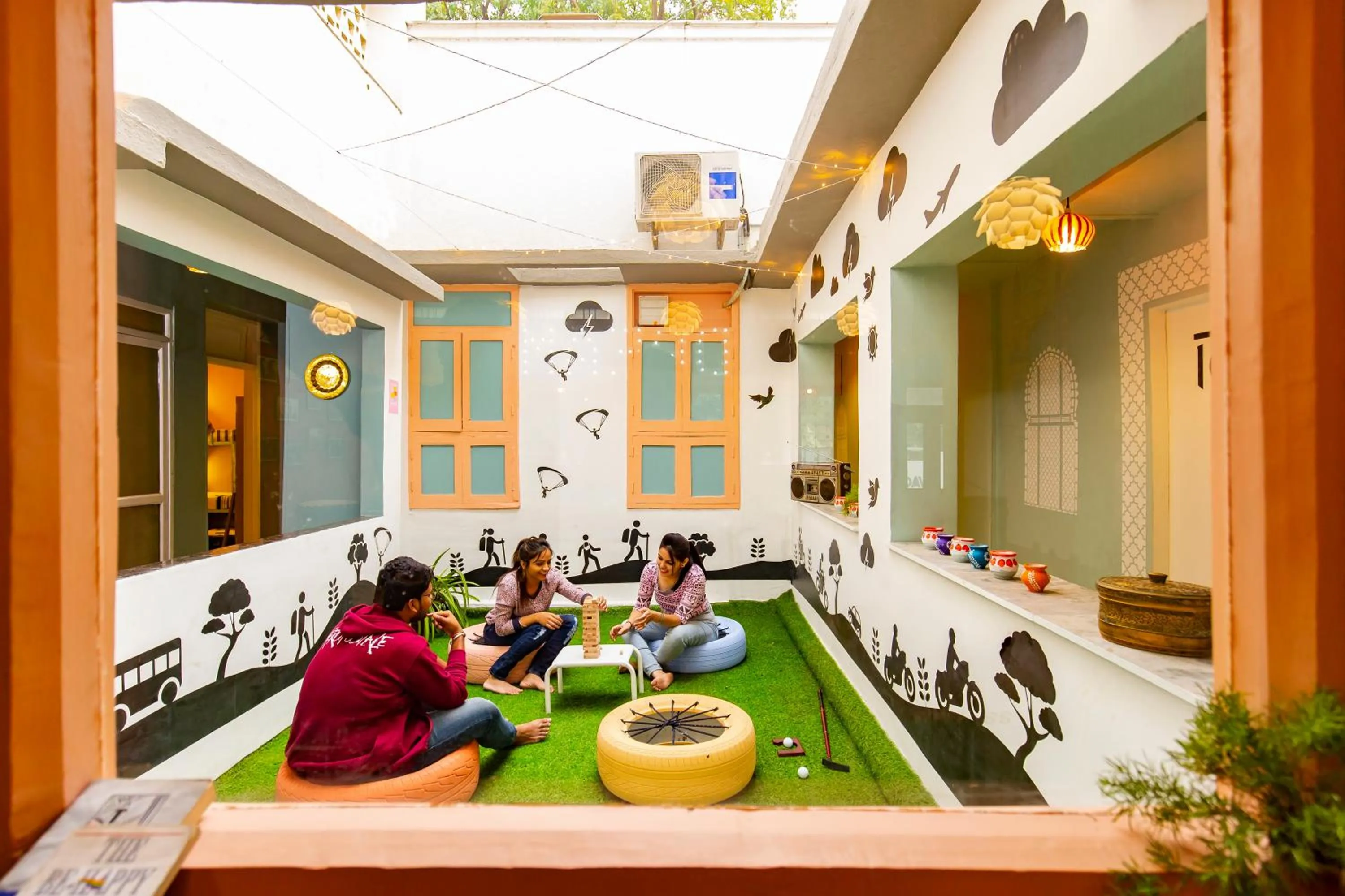 Communal lounge/ TV room in Zostel Chhatrapati Sambhajinagar, Formerly Aurangabad