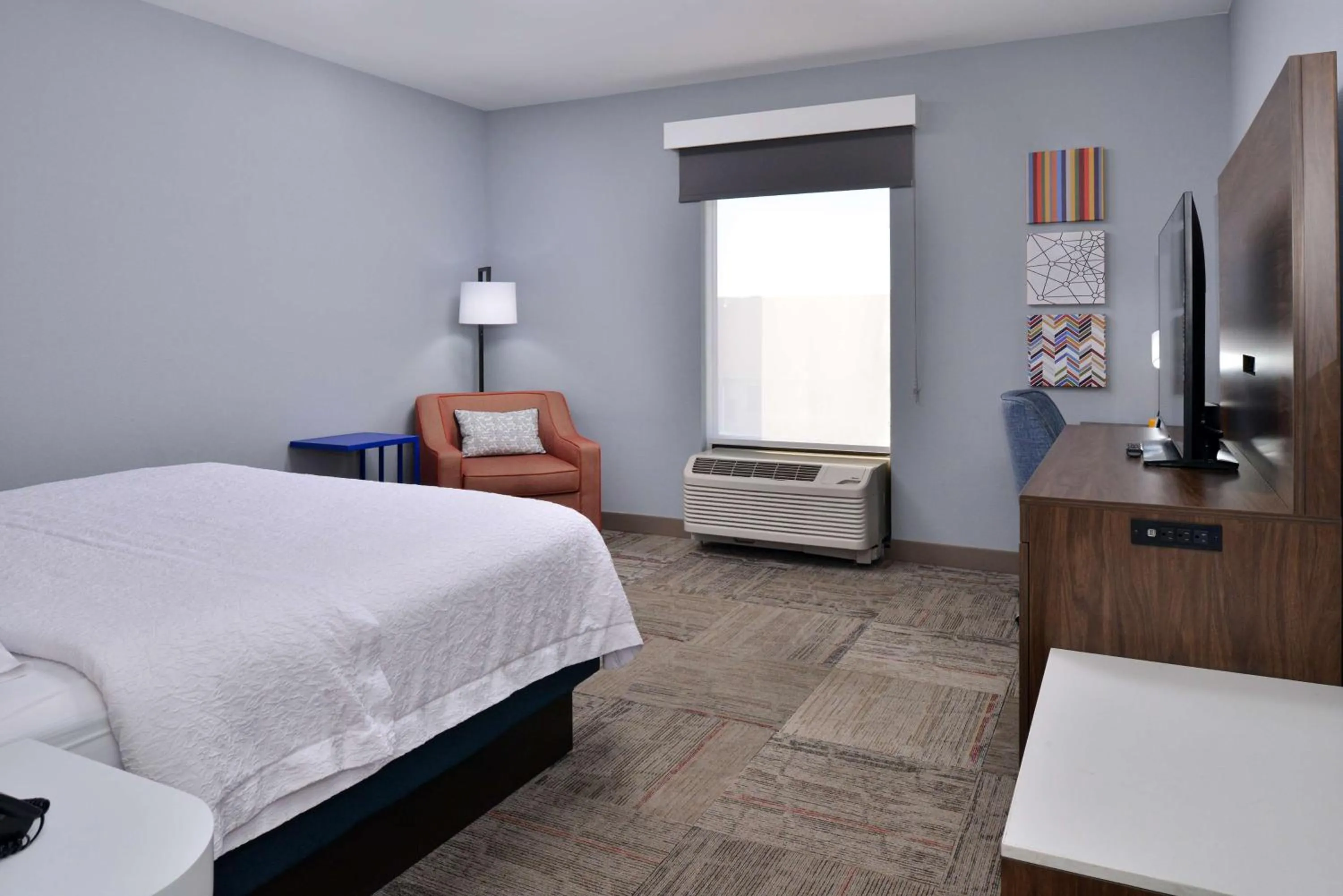 Bed in Hampton Inn Kansas City Northeast