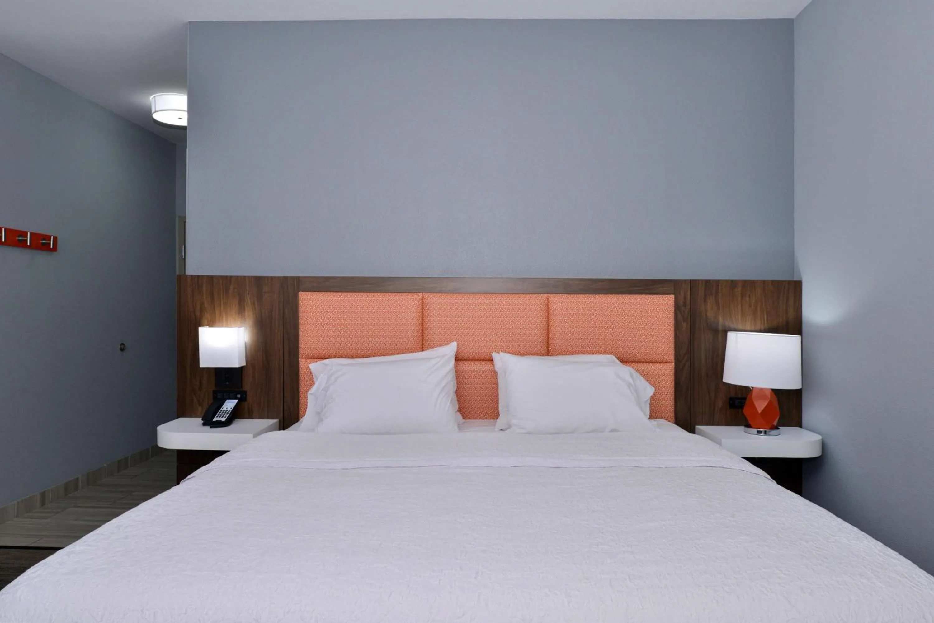 Bed in Hampton Inn Kansas City Northeast