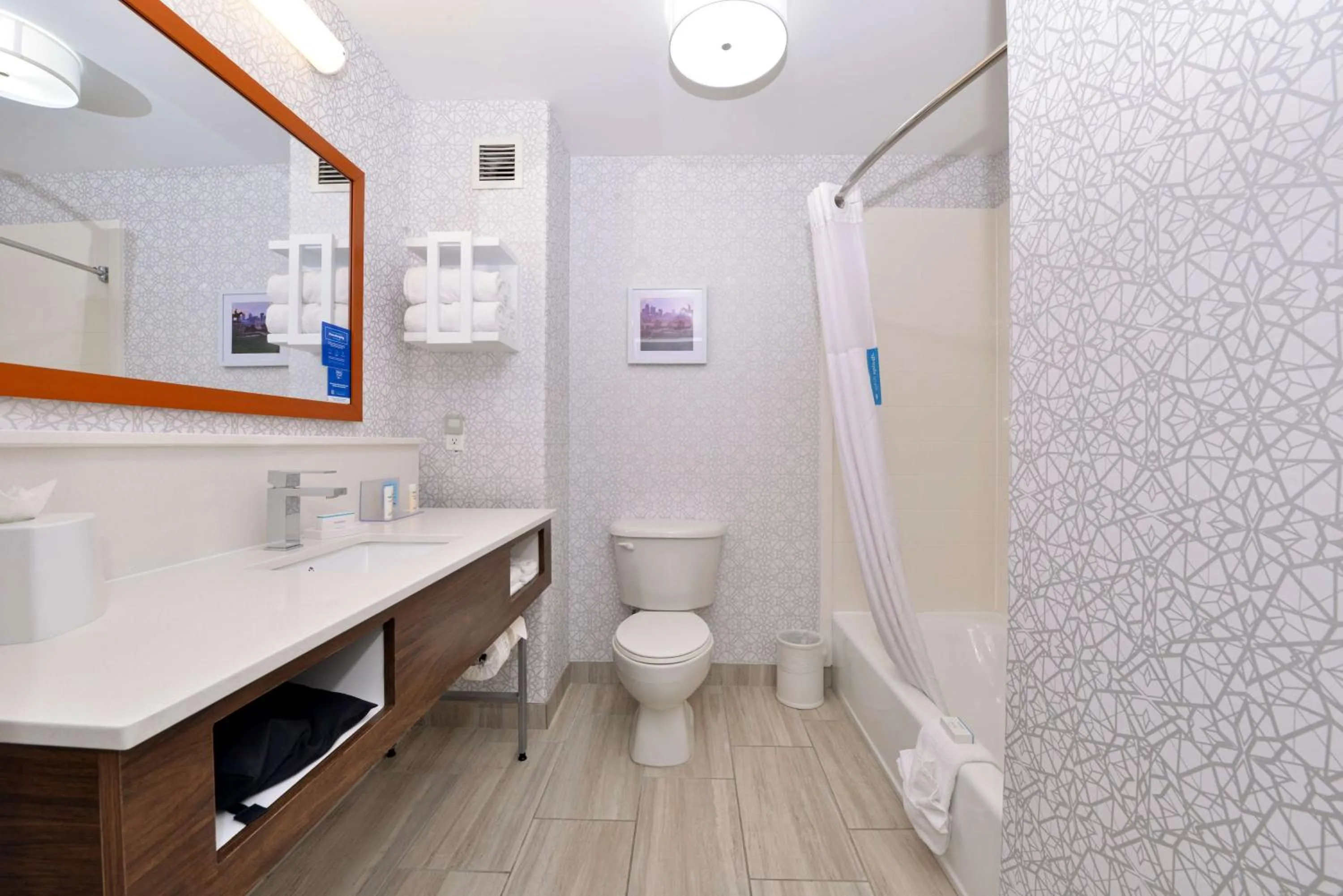 Bathroom in Hampton Inn Kansas City Northeast