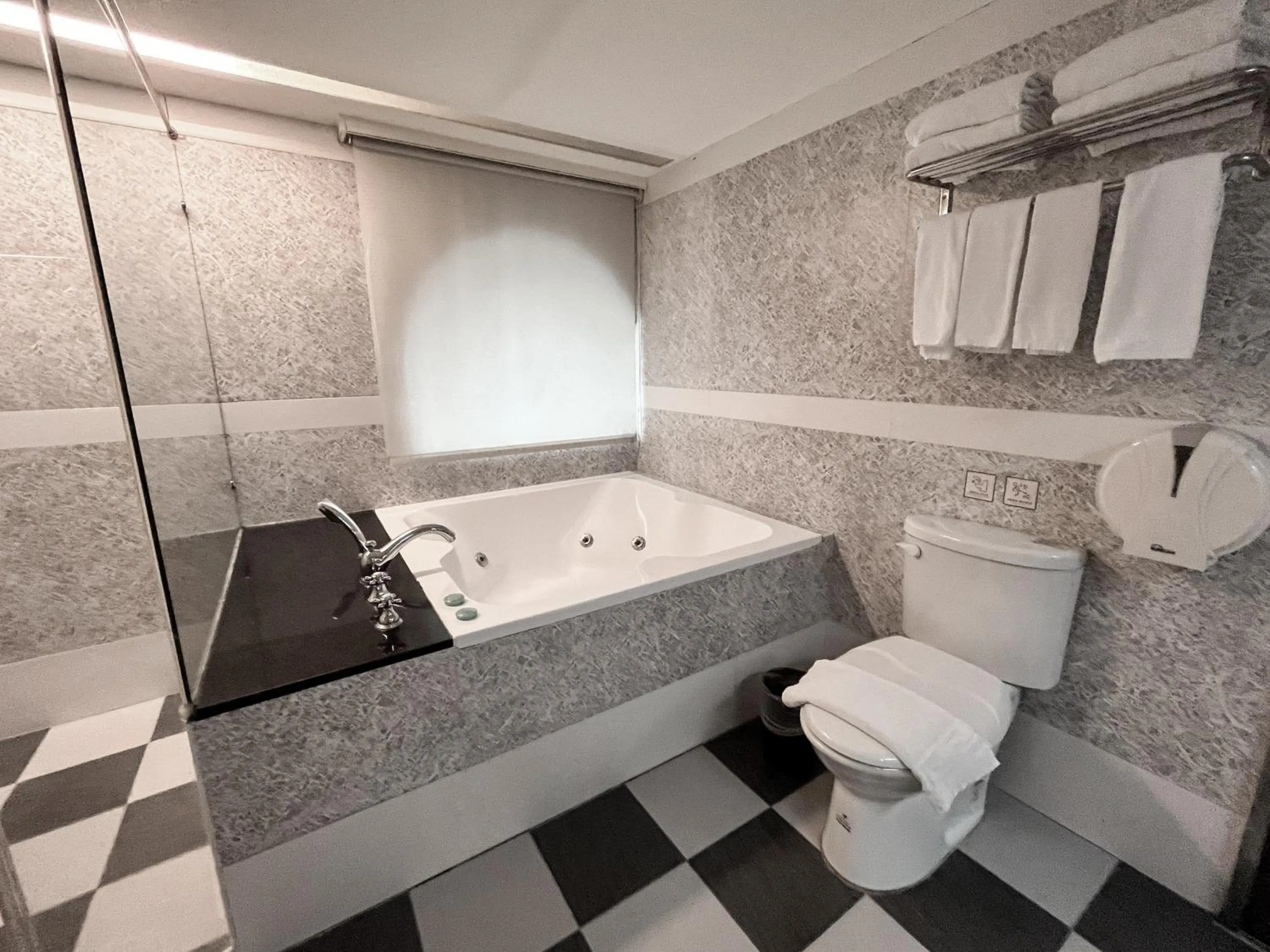 Toilet in Guide Hotel Taipei Xinyi