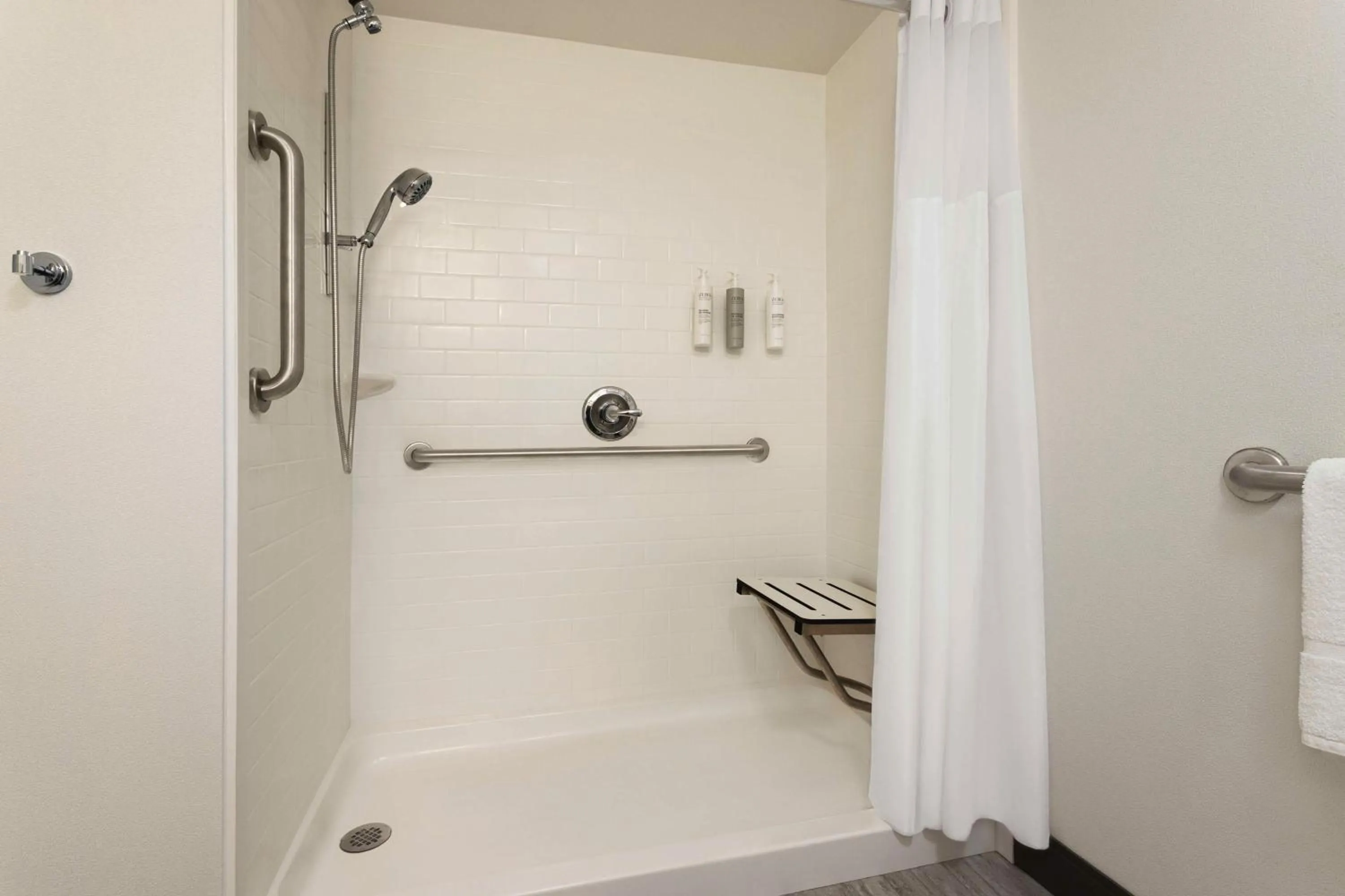 Bathroom in Hampton Inn Kansas City - Airport