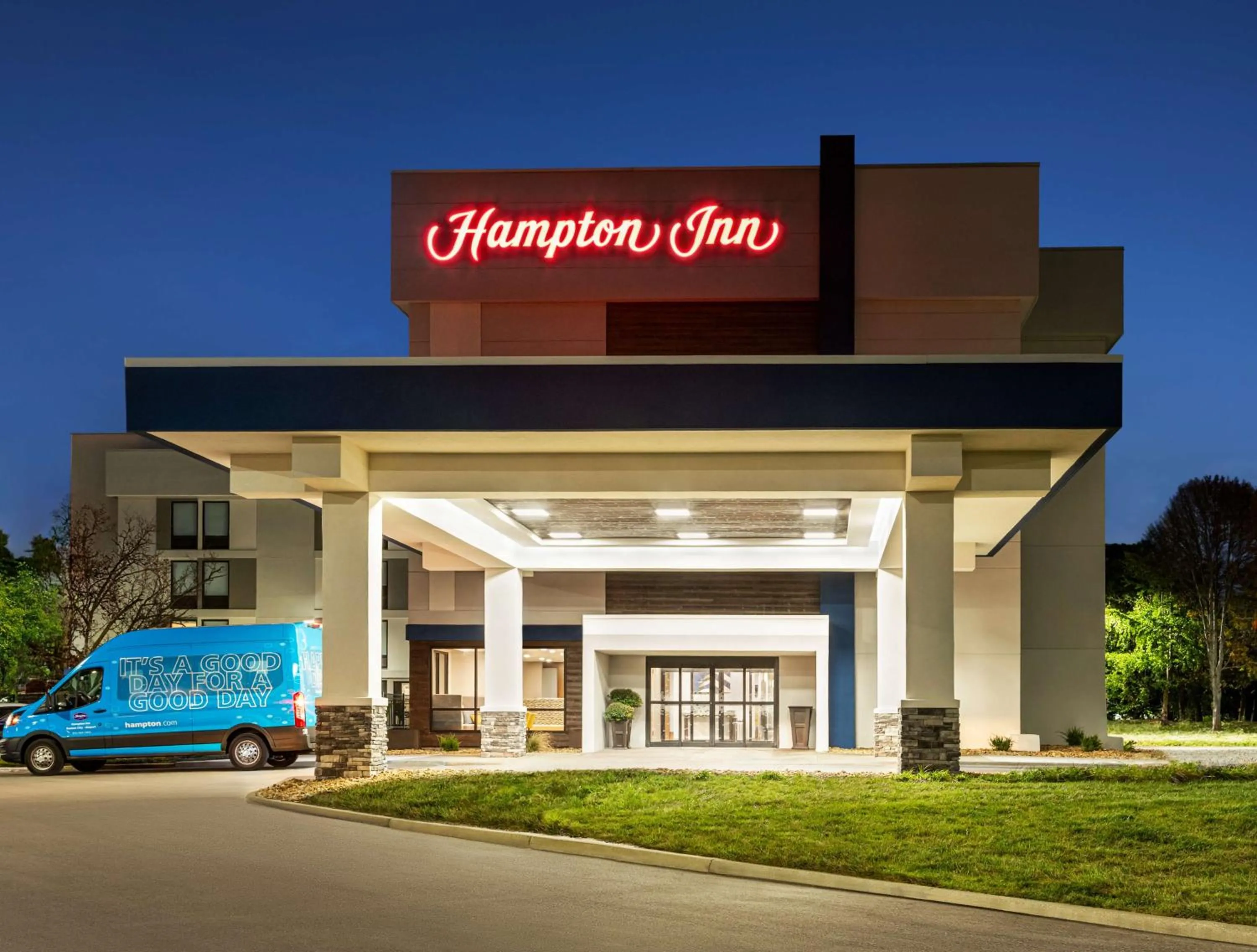 Property building in Hampton Inn Kansas City - Airport
