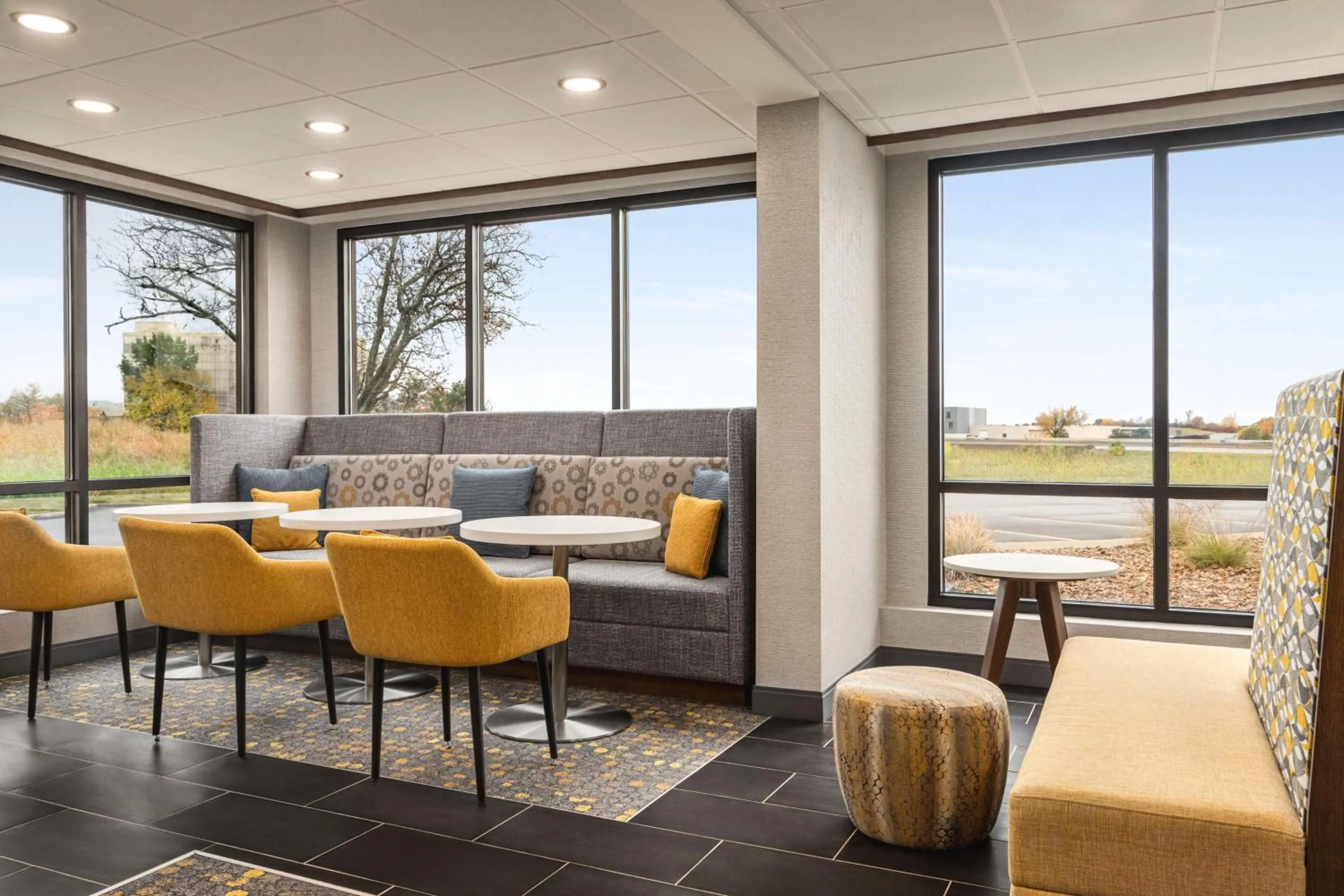 Lobby or reception in Hampton Inn Kansas City - Airport